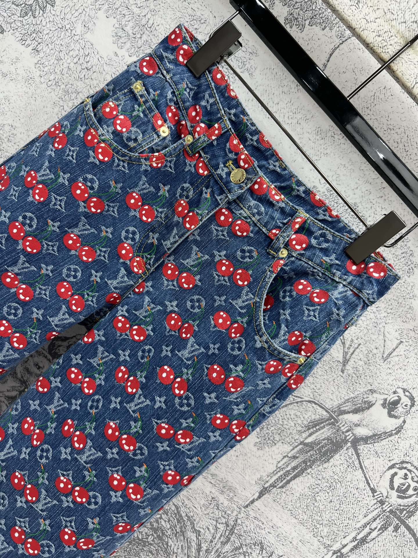 L家 25夏季新款 樱桃🍒老花牛仔系列 翻领夹克外套+背心连体裙+圆领马甲外套+双排扣短裙+短裤+阔腿长