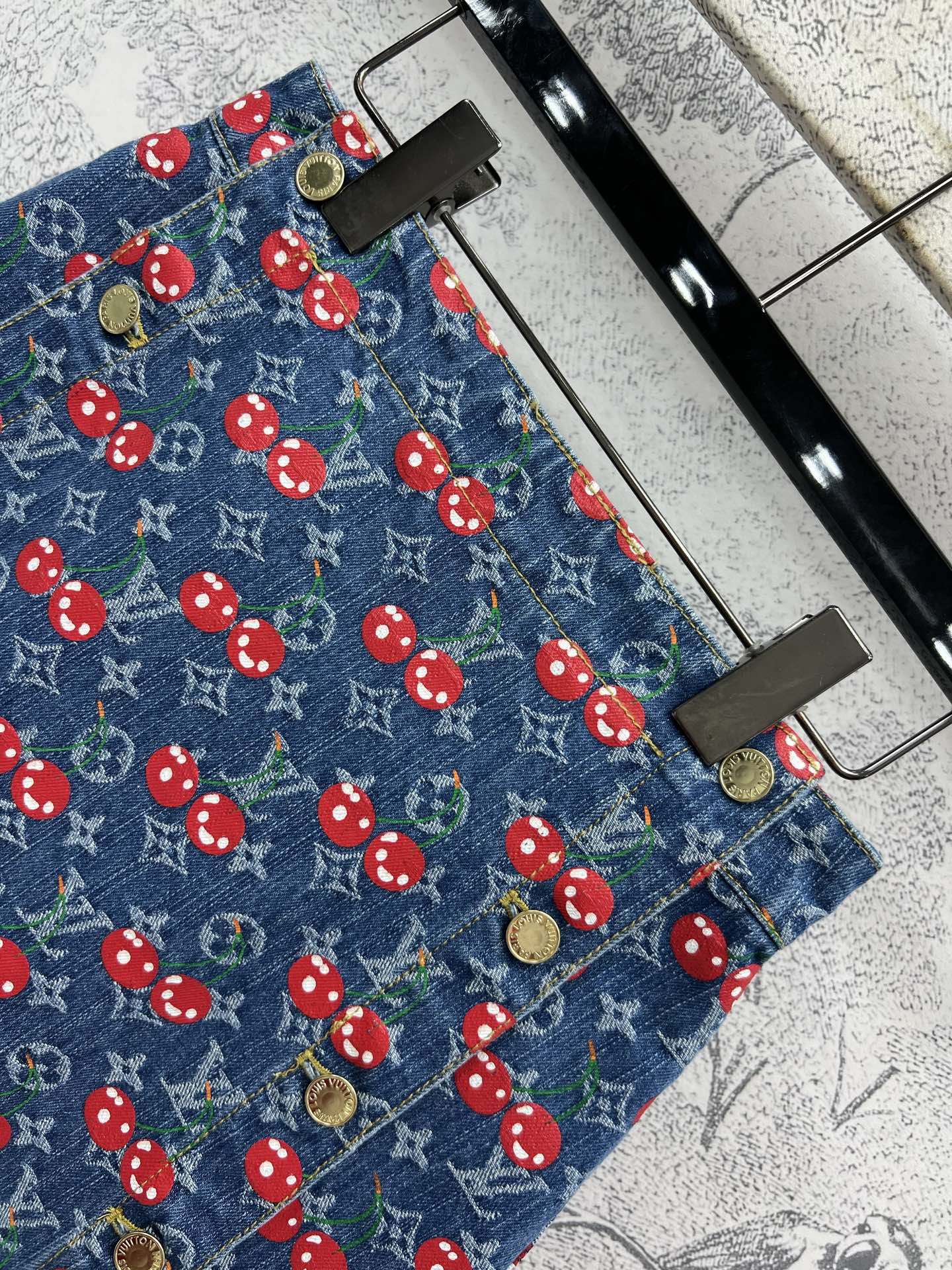 L家 25夏季新款 樱桃🍒老花牛仔系列 翻领夹克外套+背心连体裙+圆领马甲外套+双排扣短裙+短裤+阔腿长