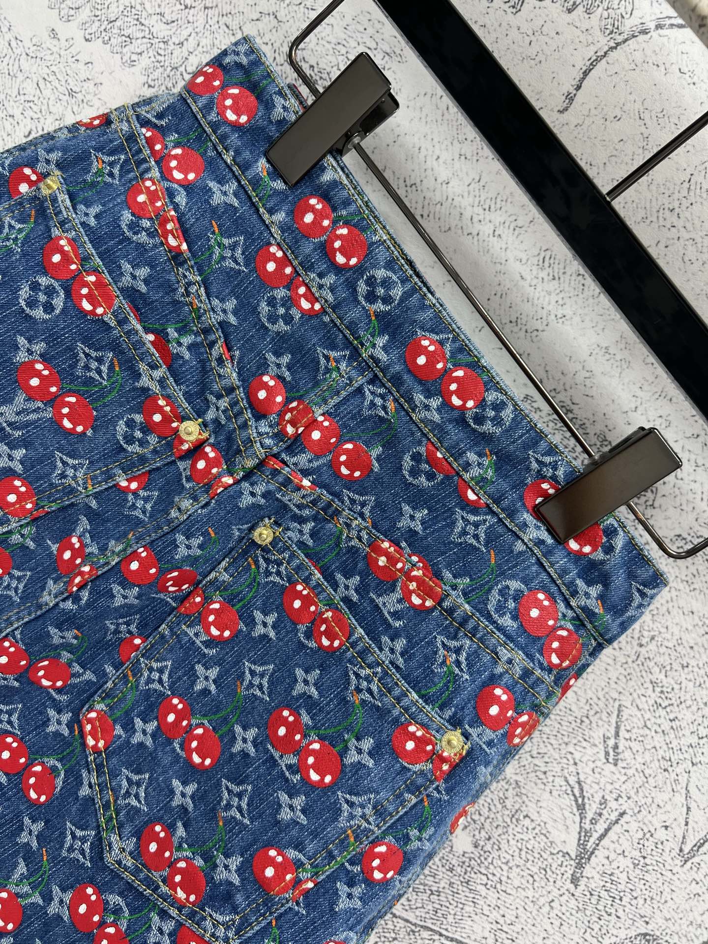 L家 25夏季新款 樱桃🍒老花牛仔系列 翻领夹克外套+背心连体裙+圆领马甲外套+双排扣短裙+短裤+阔腿长