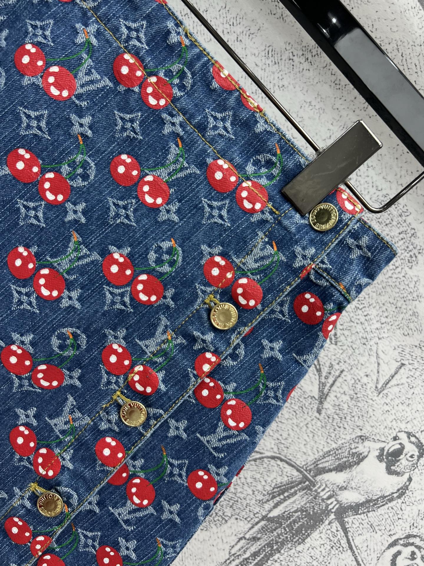 L家 25夏季新款 樱桃🍒老花牛仔系列 翻领夹克外套+背心连体裙+圆领马甲外套+双排扣短裙+短裤+阔腿长