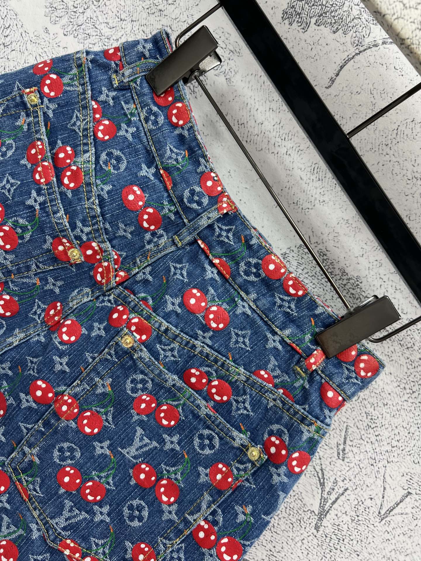 L家 25夏季新款 樱桃🍒老花牛仔系列 翻领夹克外套+背心连体裙+圆领马甲外套+双排扣短裙+短裤+阔腿长