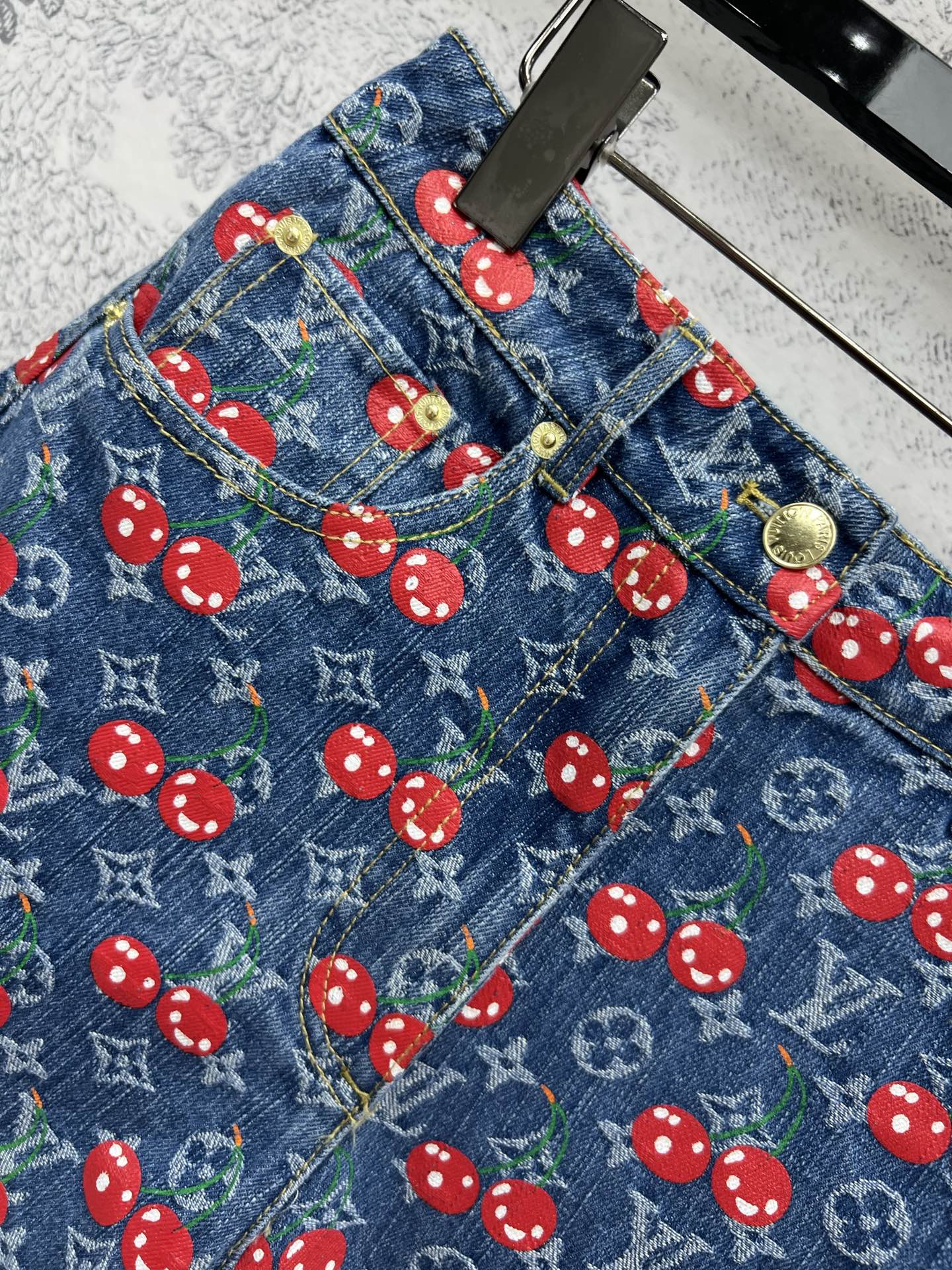 L家 25夏季新款 樱桃🍒老花牛仔系列 翻领夹克外套+背心连体裙+圆领马甲外套+双排扣短裙+短裤+阔腿长