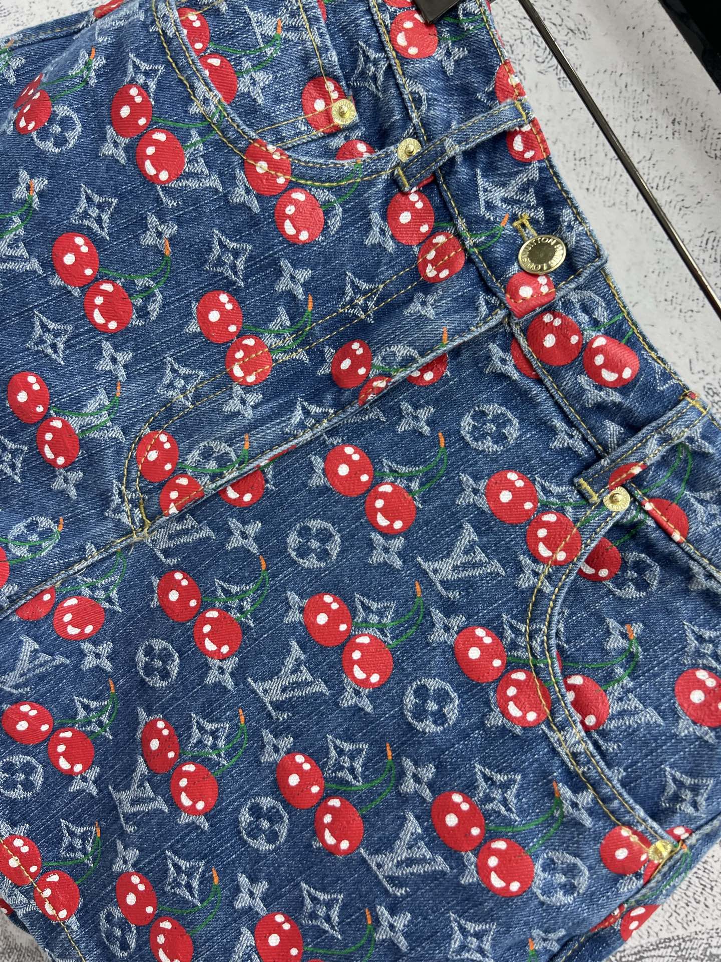 L家 25夏季新款 樱桃🍒老花牛仔系列 翻领夹克外套+背心连体裙+圆领马甲外套+双排扣短裙+短裤+阔腿长