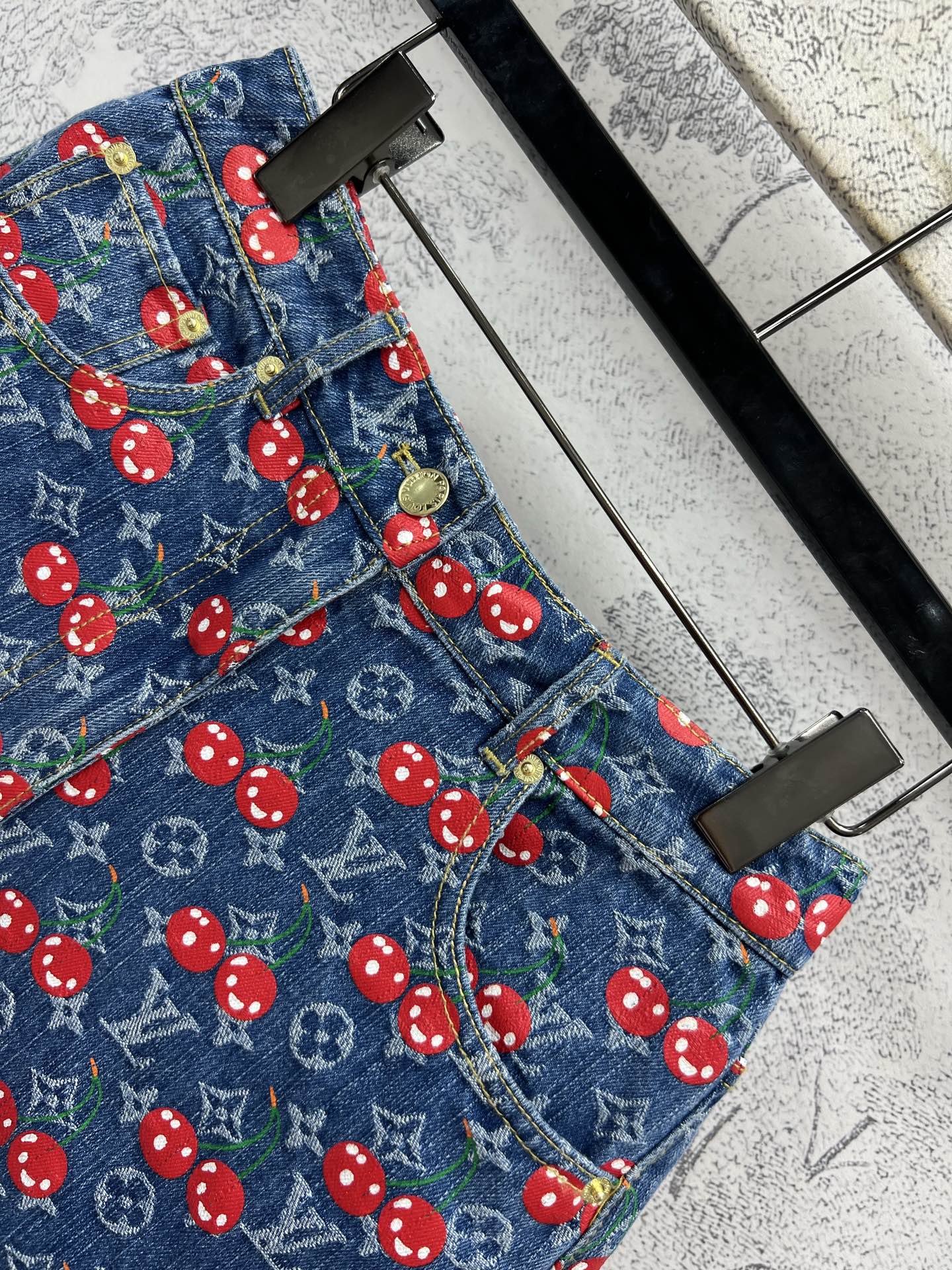 L家 25夏季新款 樱桃🍒老花牛仔系列 翻领夹克外套+背心连体裙+圆领马甲外套+双排扣短裙+短裤+阔腿长