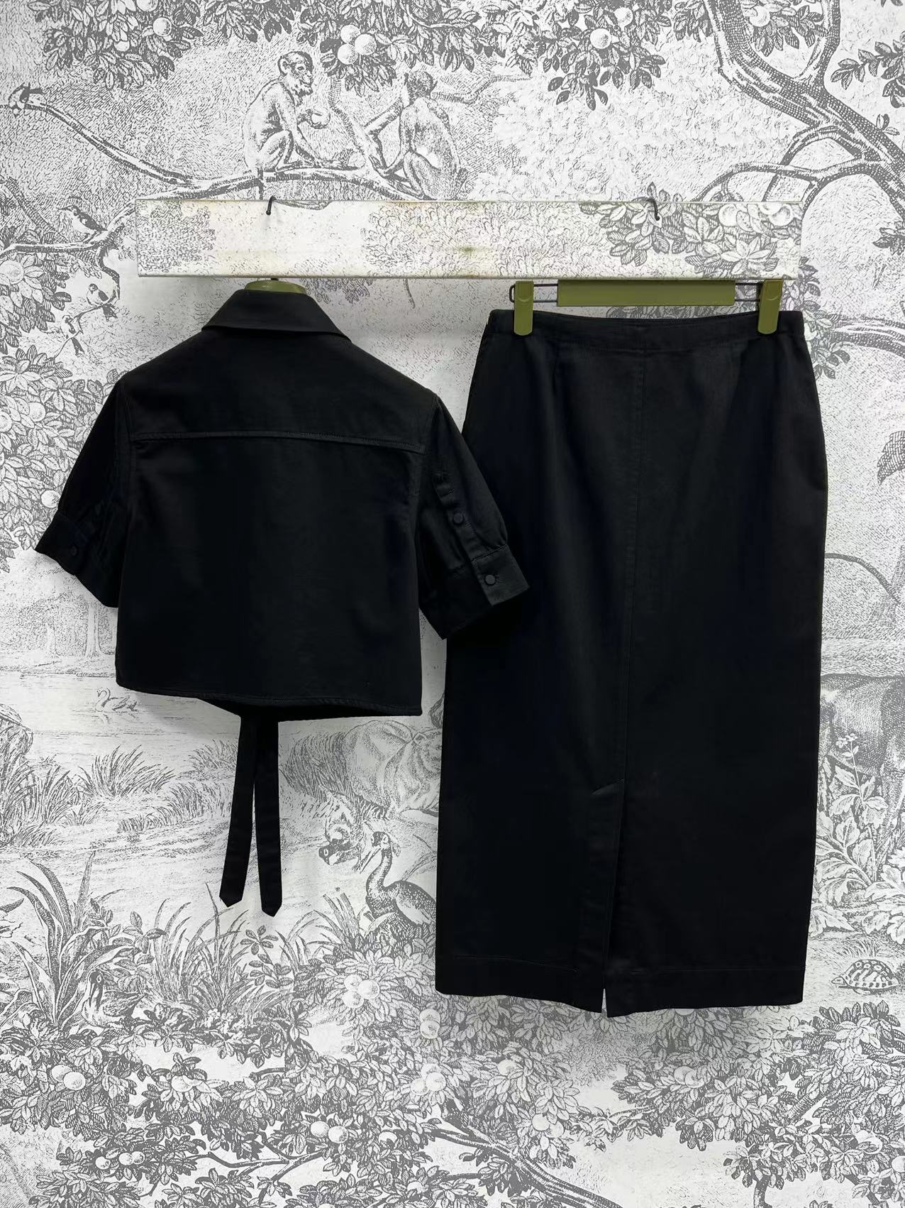 G家 25夏季新款 马鞍扣装饰休闲系列  翻领短袖衬衣+翻领短袖连体裤+半身裙 正面口袋上饰重工定制的马