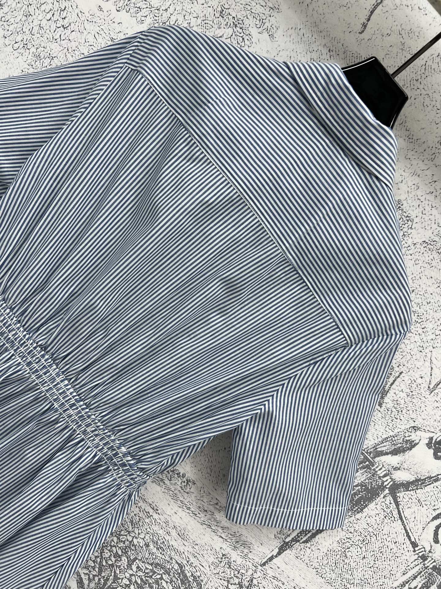 Miu 25夏季新款 条纹短袖衬衫连衣裙 浅蓝色简直美翻了 满满的减龄元气少女感 衣身充满设计感 时髦穿