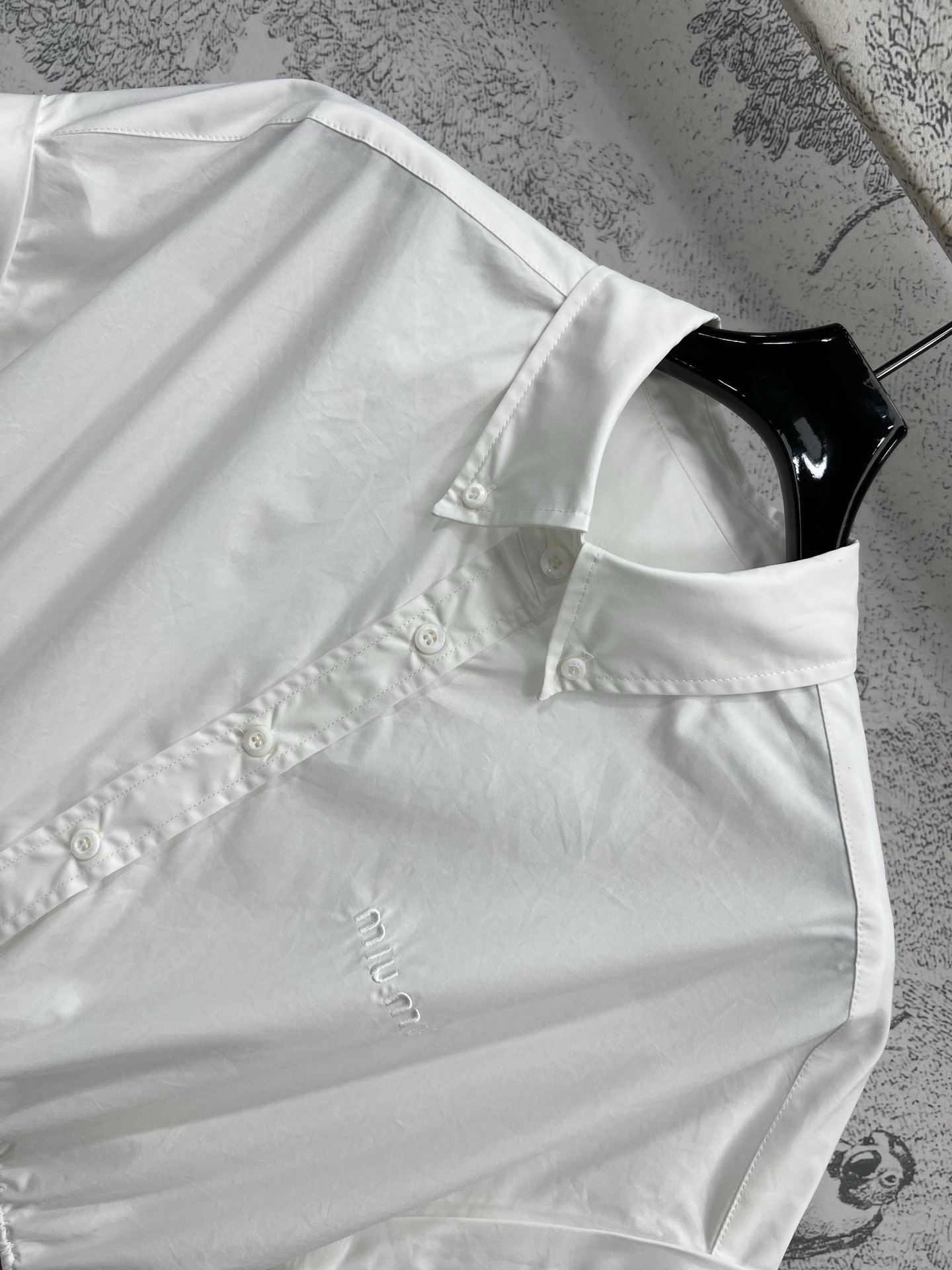 Miu 25夏季新款 翻领无袖收腰衬衫连衣裙 精致经典翻领飞袖设计优雅大方 纯白色非常耐看 松紧腰收腰设