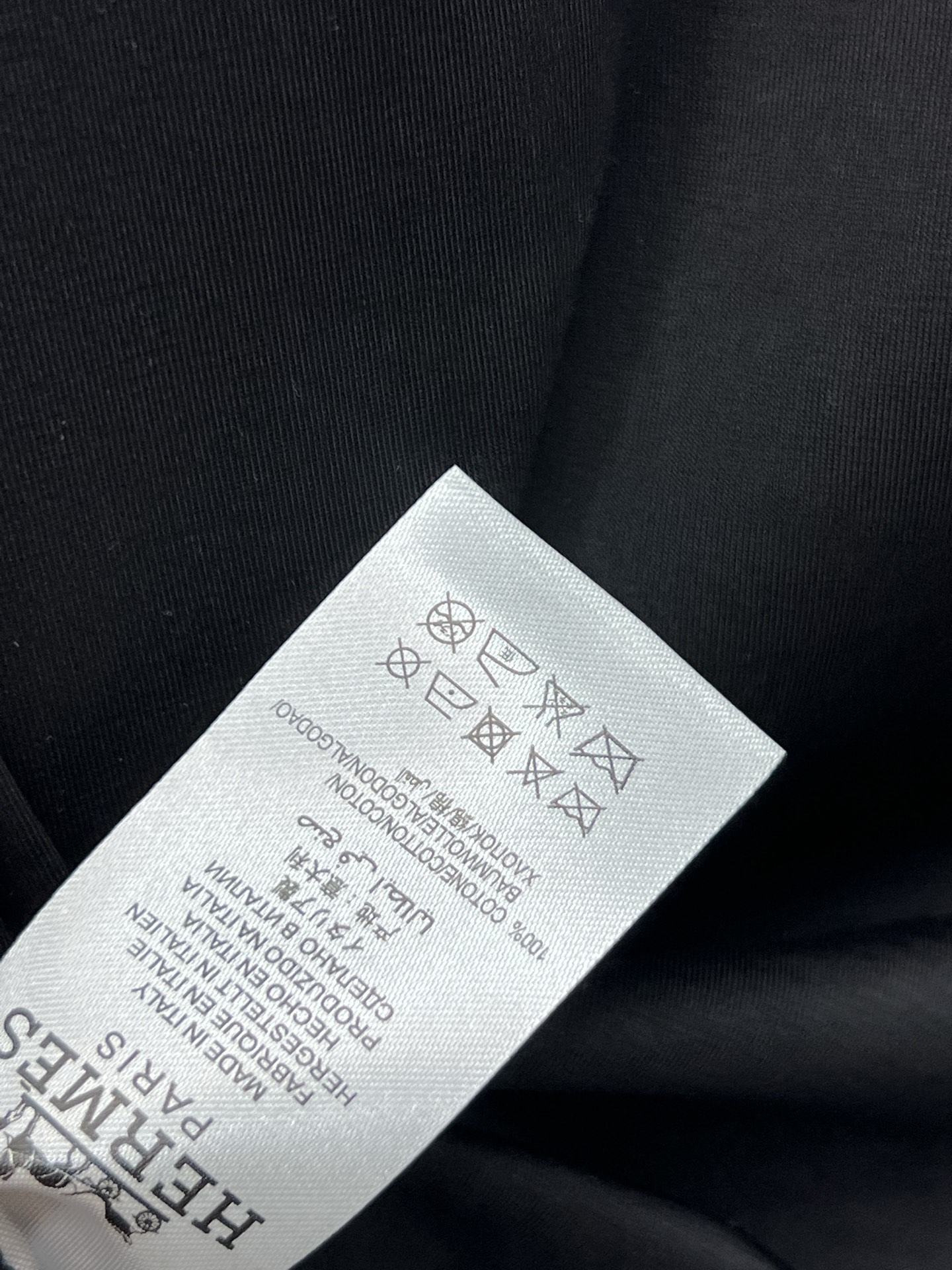 25夏季新款 图腾印花短袖T恤 胸前渐变图腾印花装饰  时尚又个性 超级百搭 经典的圆领版型 完全不挑身