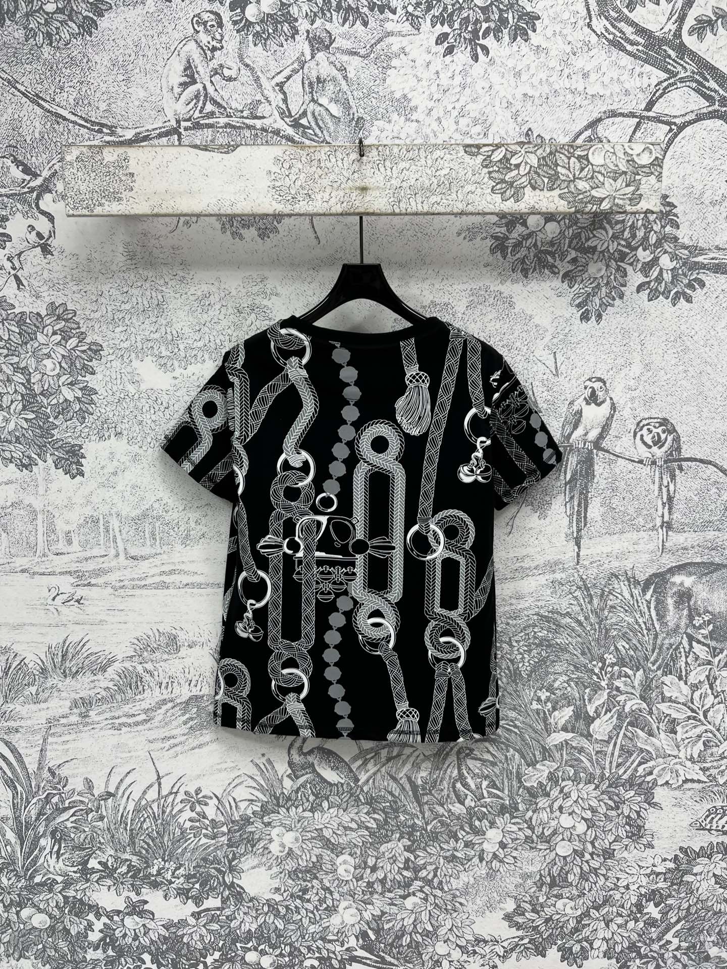 25夏季新款 绳索印花短袖T恤 超炫酷的绳索印花图案 吸睛又复古时髦 经典宽松版型 上身时髦百搭 日常必