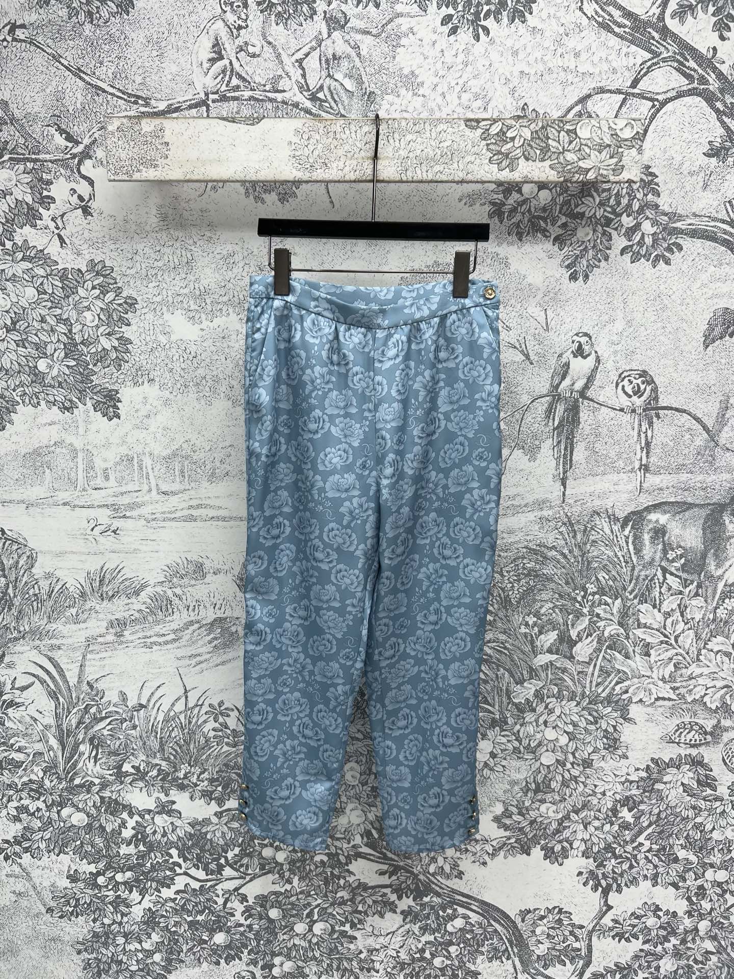 小香风 25夏季新款 暗纹花朵提花缎面系列 翻领无袖衬衫+九分裤+鱼尾半身裙 高级感满满 面料高级好打理