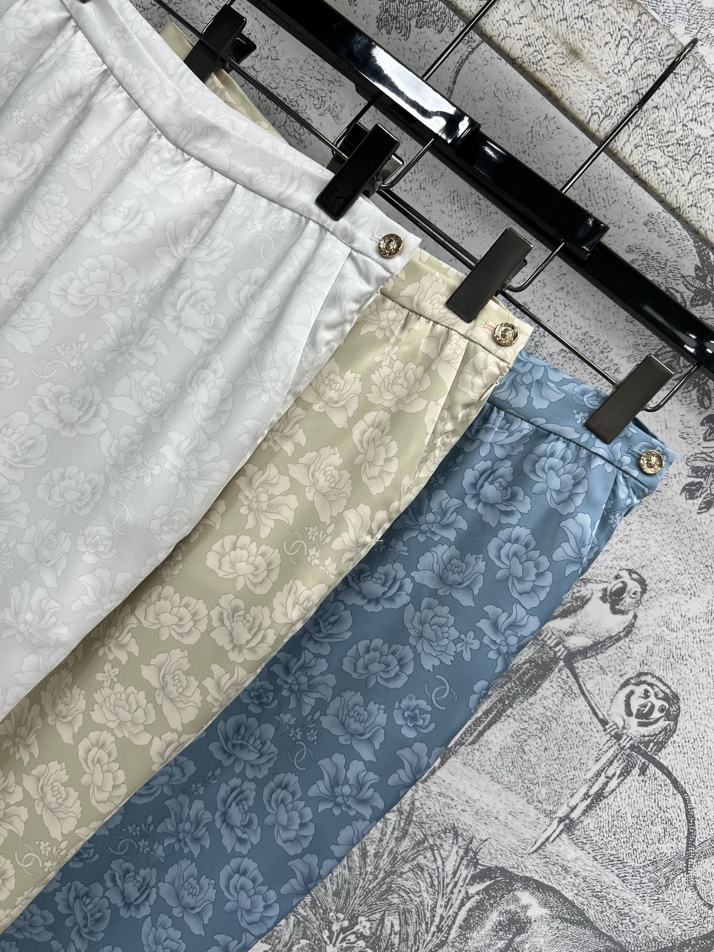 小香风 25夏季新款 暗纹花朵提花缎面系列 翻领无袖衬衫+九分裤+鱼尾半身裙 高级感满满 面料高级好打理