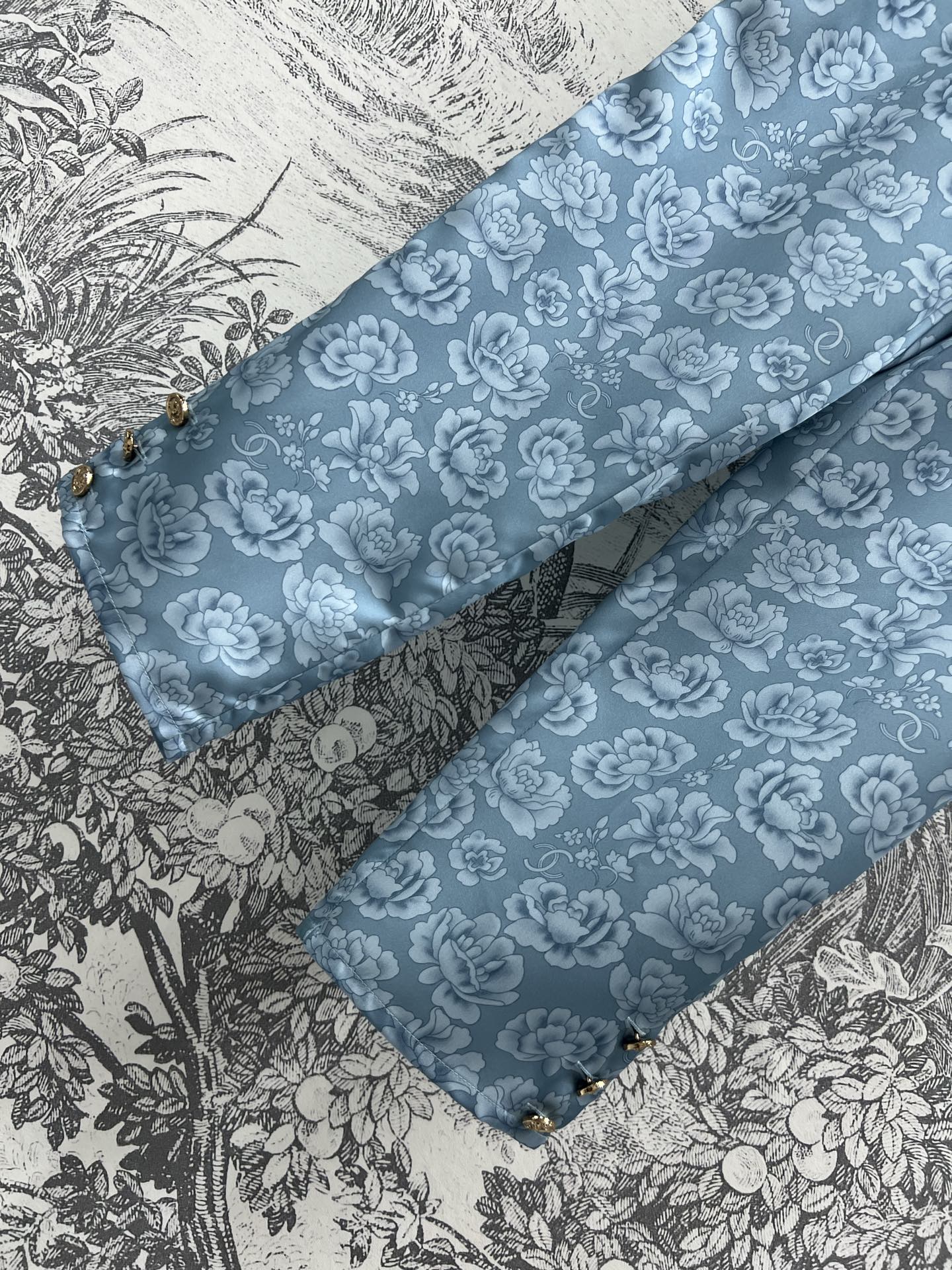 小香风 25夏季新款 暗纹花朵提花缎面系列 翻领无袖衬衫+九分裤+鱼尾半身裙 高级感满满 面料高级好打理