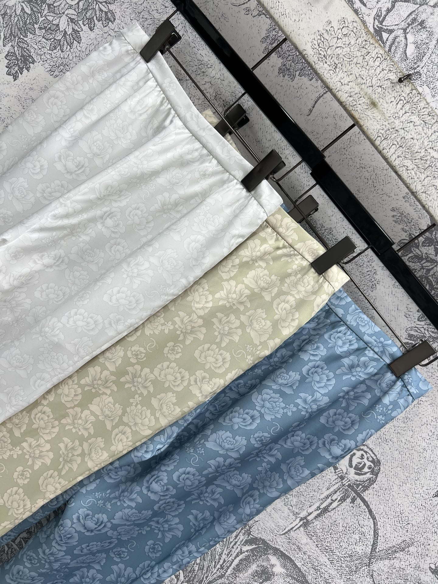 小香风 25夏季新款 暗纹花朵提花缎面系列 翻领无袖衬衫+九分裤+鱼尾半身裙 高级感满满 面料高级好打理