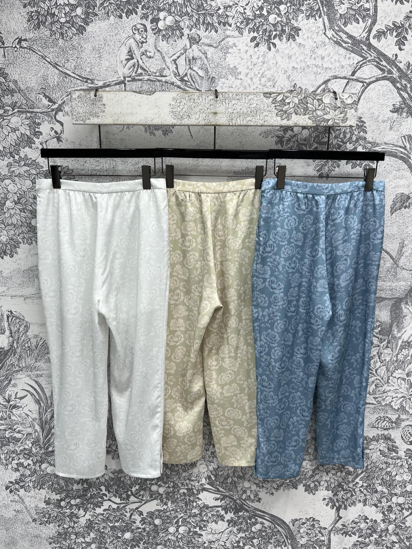 小香风 25夏季新款 暗纹花朵提花缎面系列 翻领无袖衬衫+九分裤+鱼尾半身裙 高级感满满 面料高级好打理
