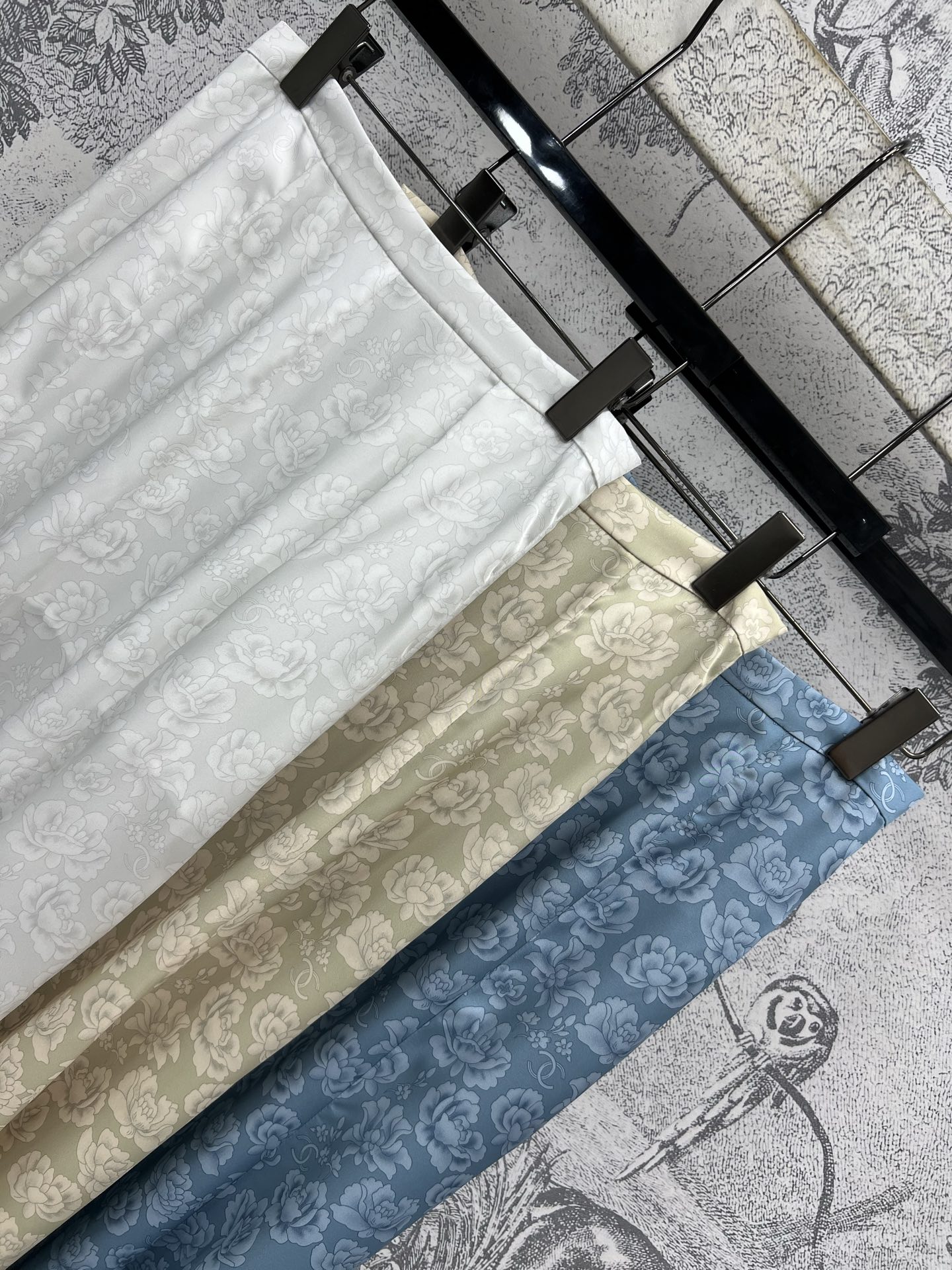 小香风 25夏季新款 暗纹花朵提花缎面系列 翻领无袖衬衫+九分裤+鱼尾半身裙 高级感满满 面料高级好打理