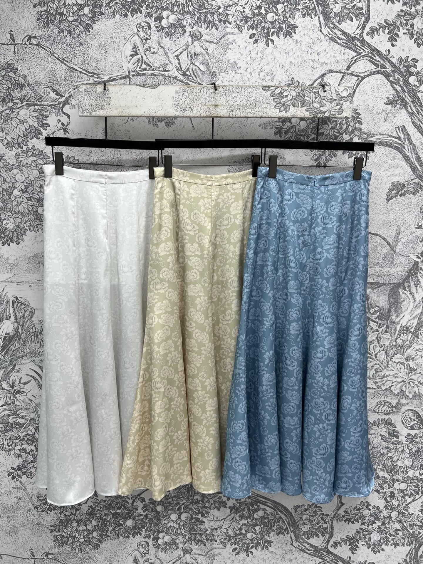 小香风 25夏季新款 暗纹花朵提花缎面系列 翻领无袖衬衫+九分裤+鱼尾半身裙 高级感满满 面料高级好打理