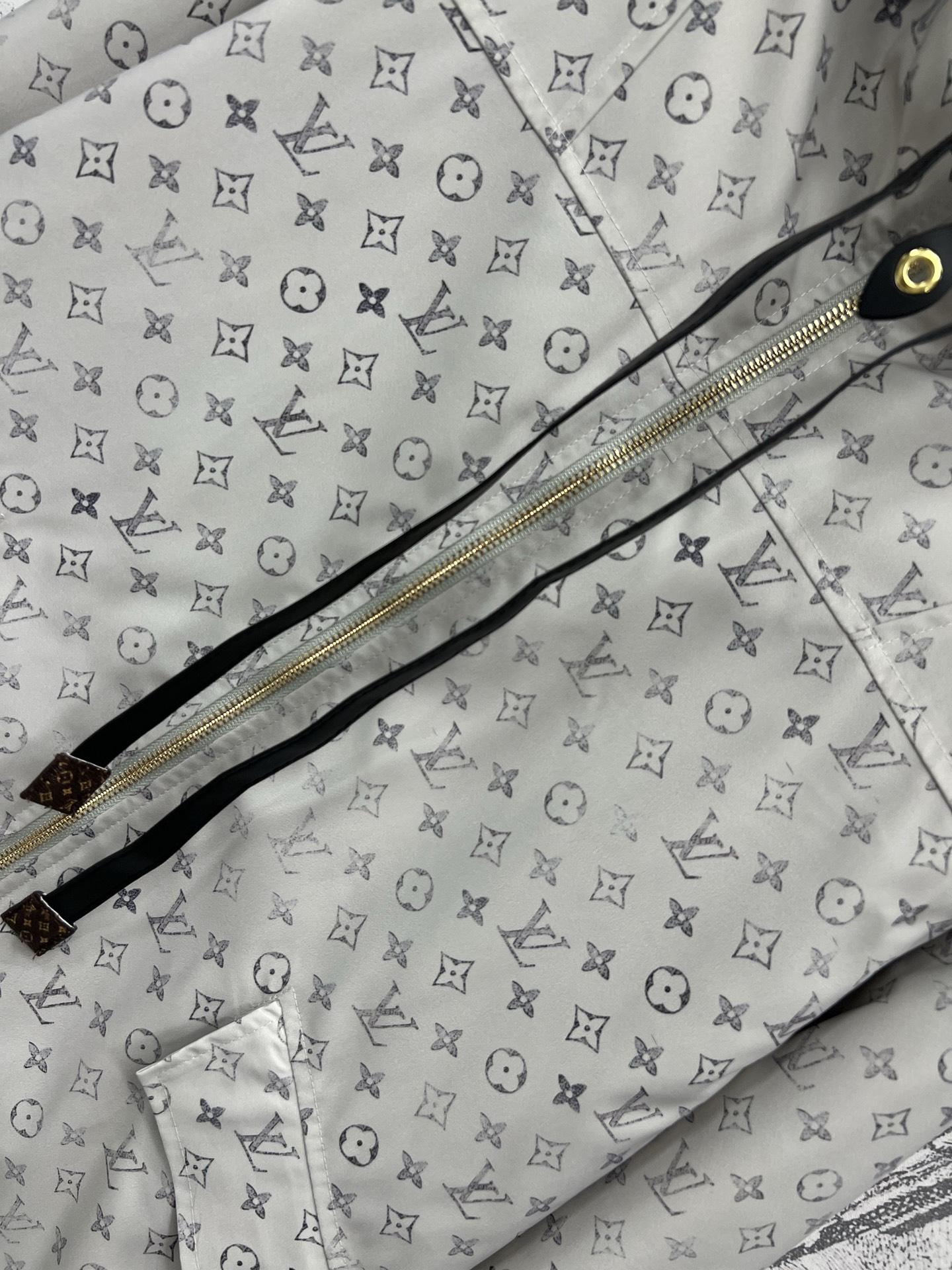 L家 25夏季新款 老花印花连帽外套 每年必出的经典之作 连帽宽松版型 双侧翻盖口袋的设计 松紧袖子设计
