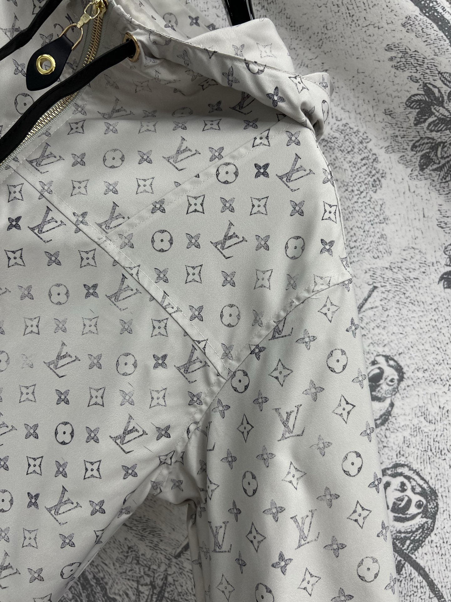 L家 25夏季新款 老花印花连帽外套 每年必出的经典之作 连帽宽松版型 双侧翻盖口袋的设计 松紧袖子设计