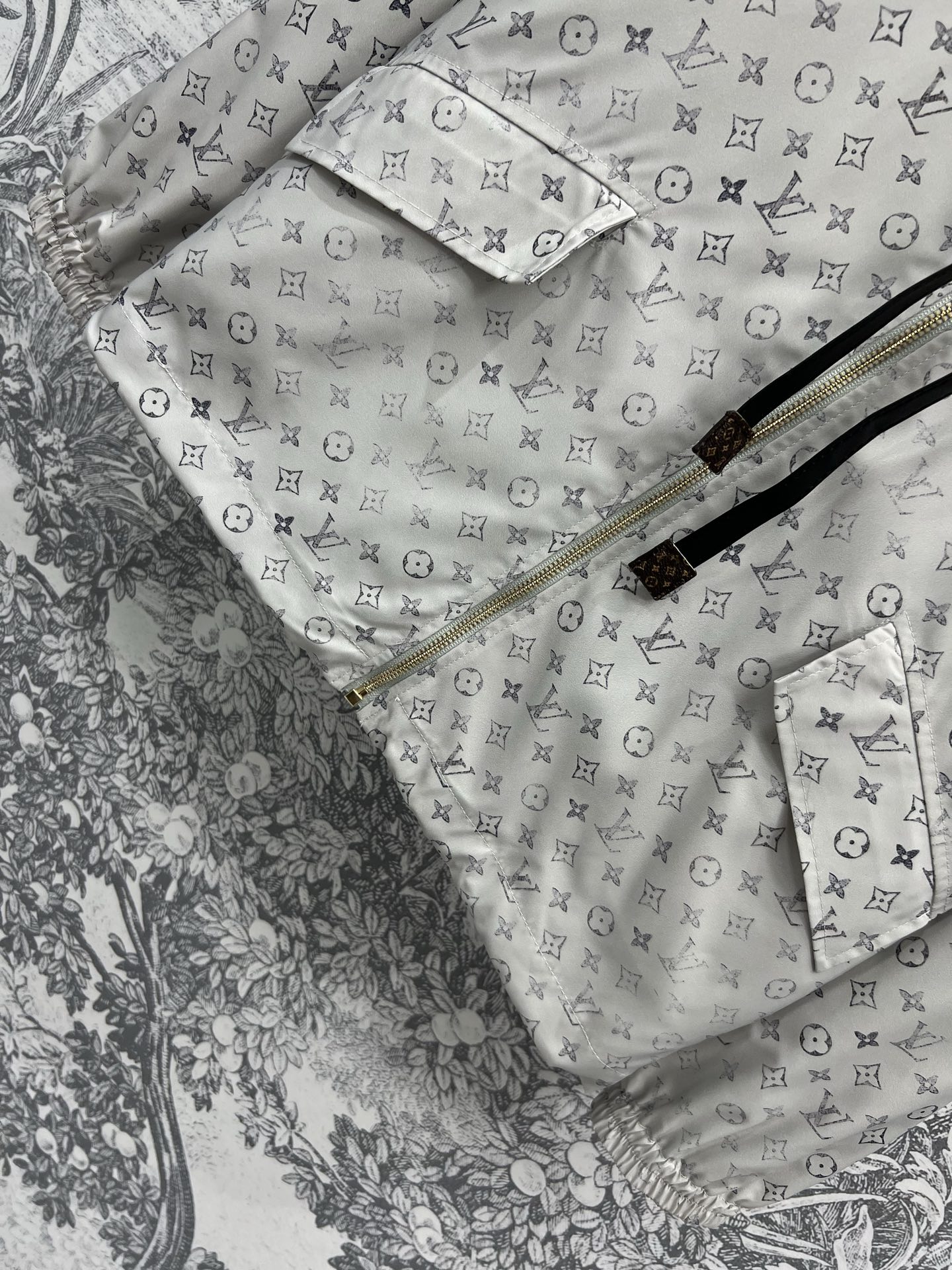 L家 25夏季新款 老花印花连帽外套 每年必出的经典之作 连帽宽松版型 双侧翻盖口袋的设计 松紧袖子设计
