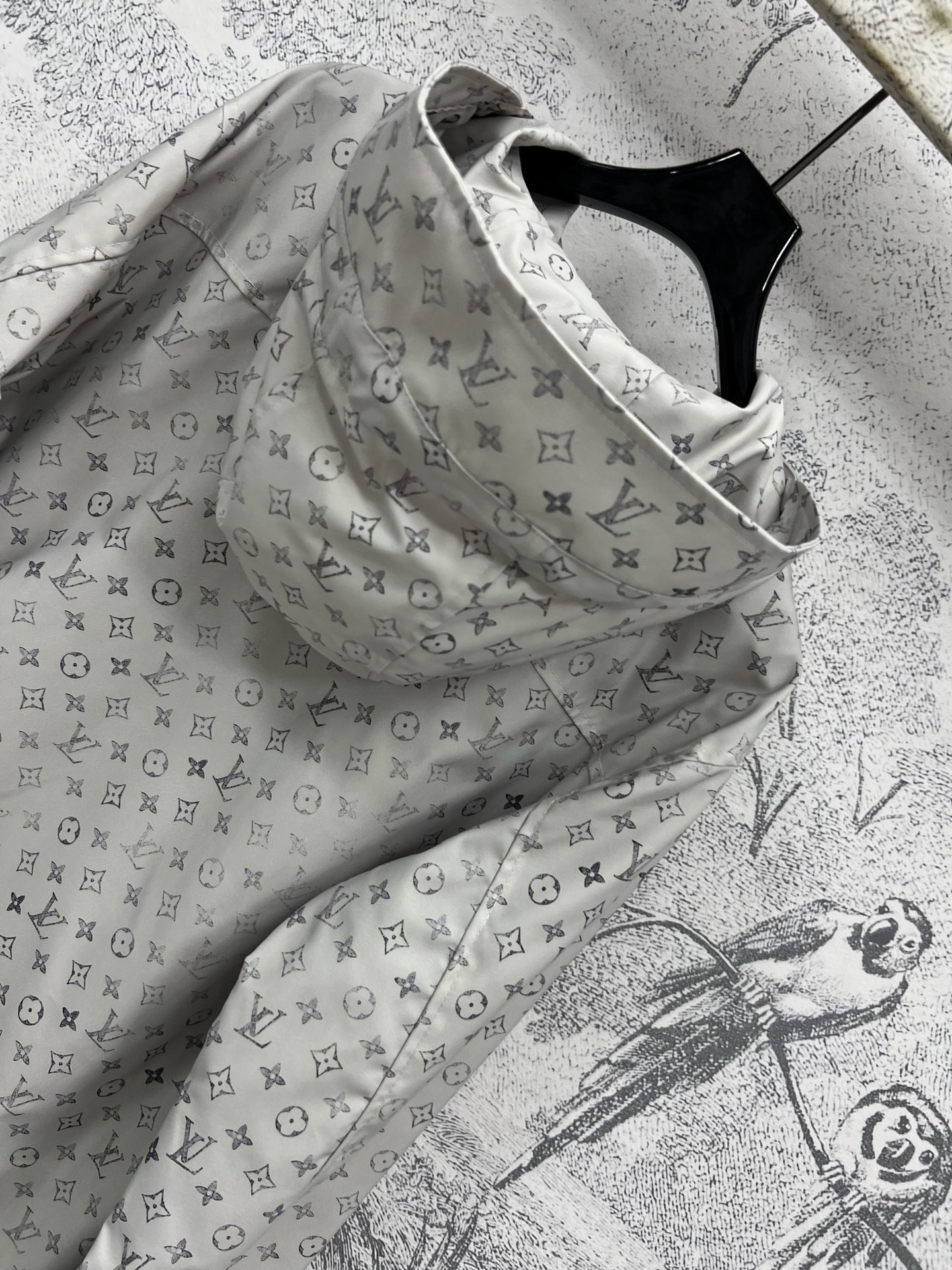 L家 25夏季新款 老花印花连帽外套 每年必出的经典之作 连帽宽松版型 双侧翻盖口袋的设计 松紧袖子设计