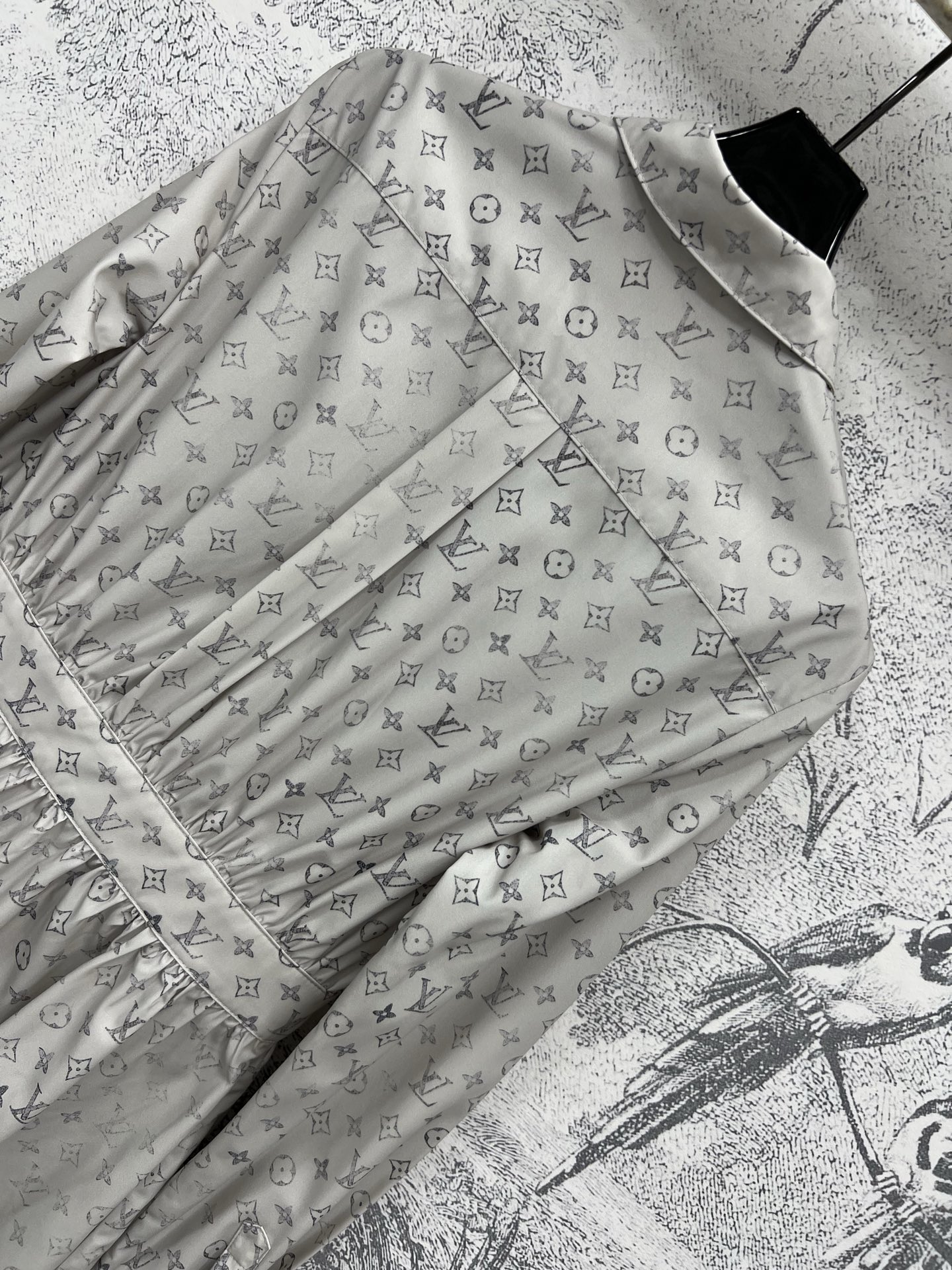 L家 25夏季新款 渐变老花印花衬式连衣裙 满印渐变钱币老花印花 时髦又能掩盖腿部瑕疵 高腰修身大裙摆设