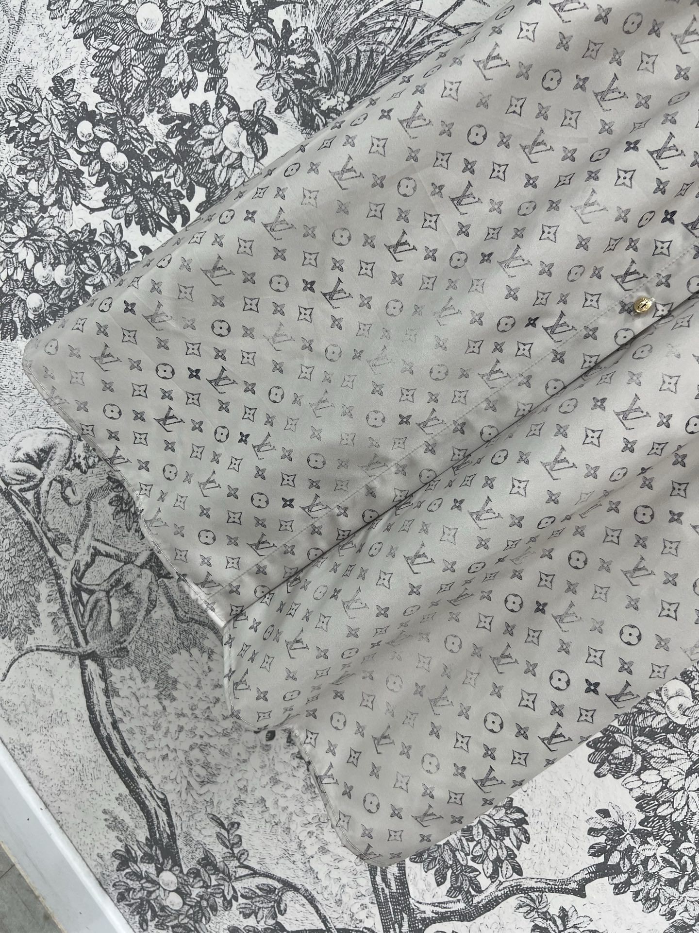 L家 25夏季新款 渐变老花印花衬式连衣裙 满印渐变钱币老花印花 时髦又能掩盖腿部瑕疵 高腰修身大裙摆设