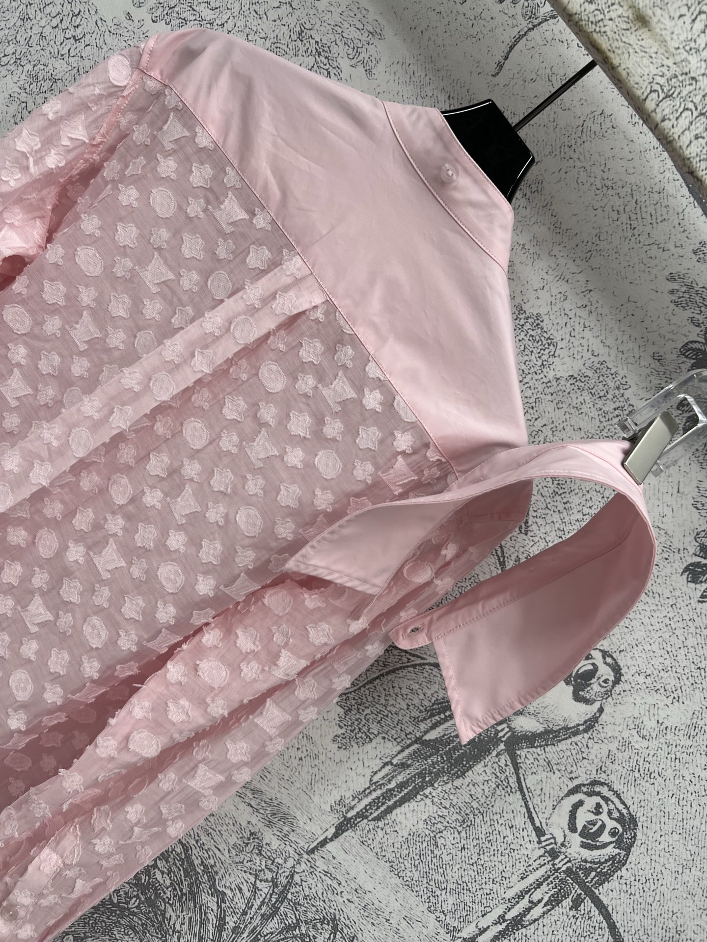 L家 25夏季新款 老花提花拼接翻领衬衫 翻领可拆卸设计 立领/翻领两种穿搭 衣袖跟后背拼接透视老花提花