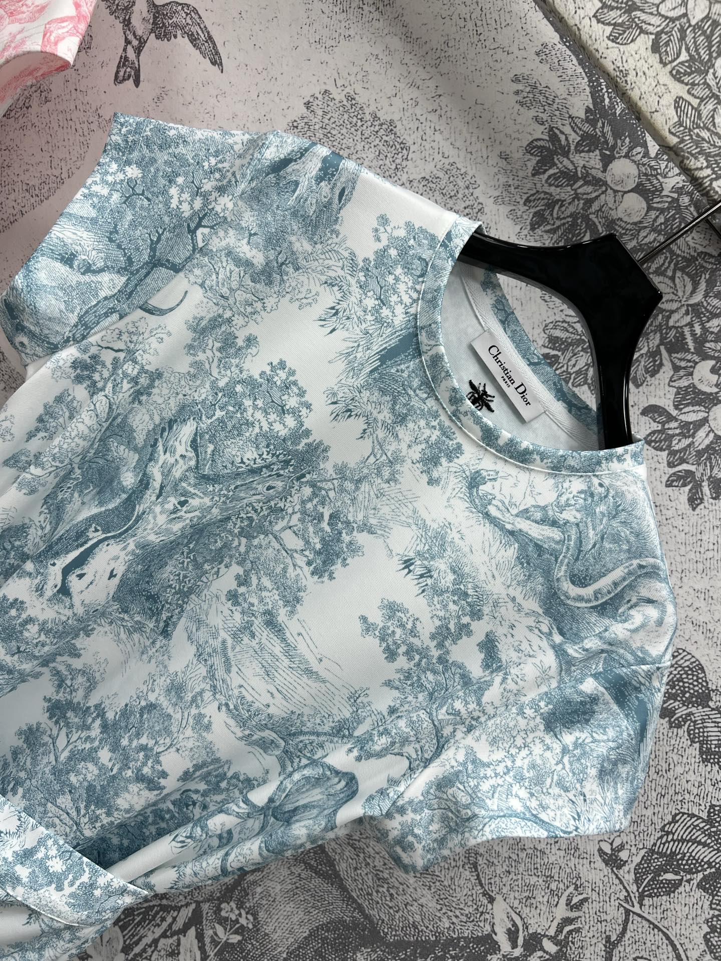 D家 25夏季新款 丛林印花短袖一片式绑带连衣裙 经典丛林图案印花面料 前面一片式裹身式设计 后面松紧收