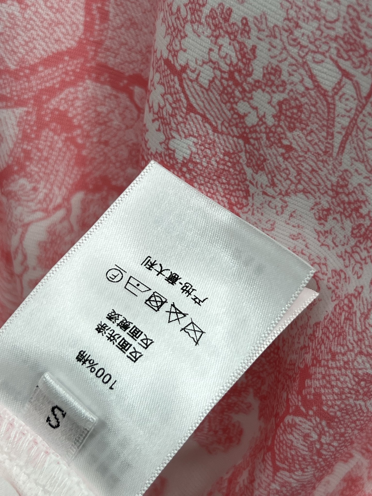 D家 25夏季新款 丛林印花短袖一片式绑带连衣裙 经典丛林图案印花面料 前面一片式裹身式设计 后面松紧收