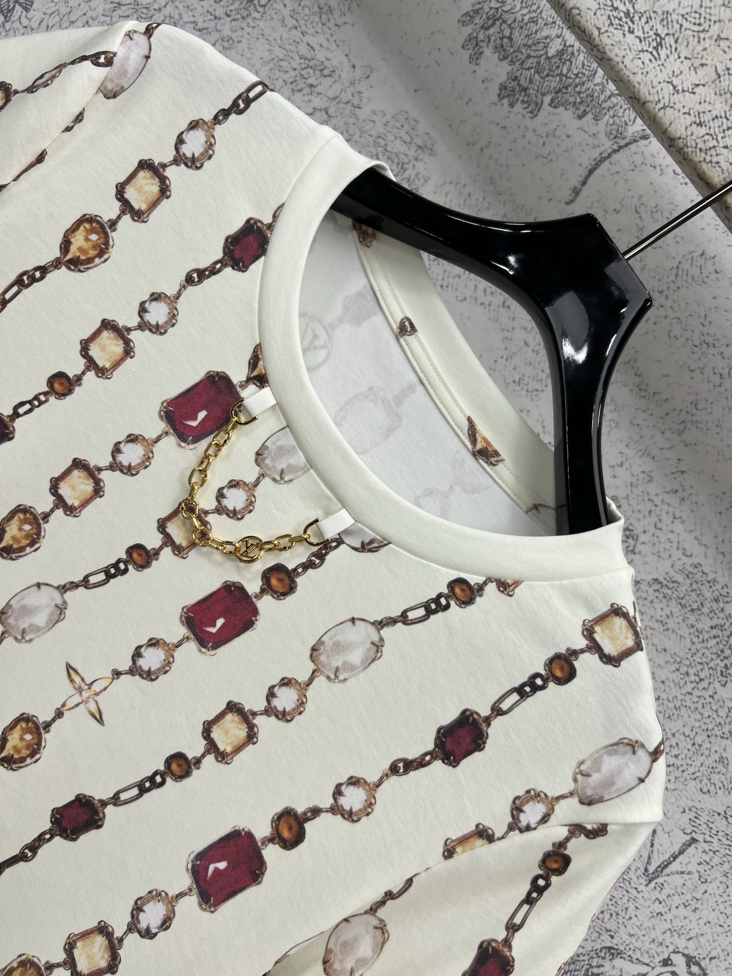 L家 25夏季新款 宝石链条⛓️印花短款短袖T恤 酷帅百搭时髦单品 满印宝石链条⛓️印花图案点缀 五金l