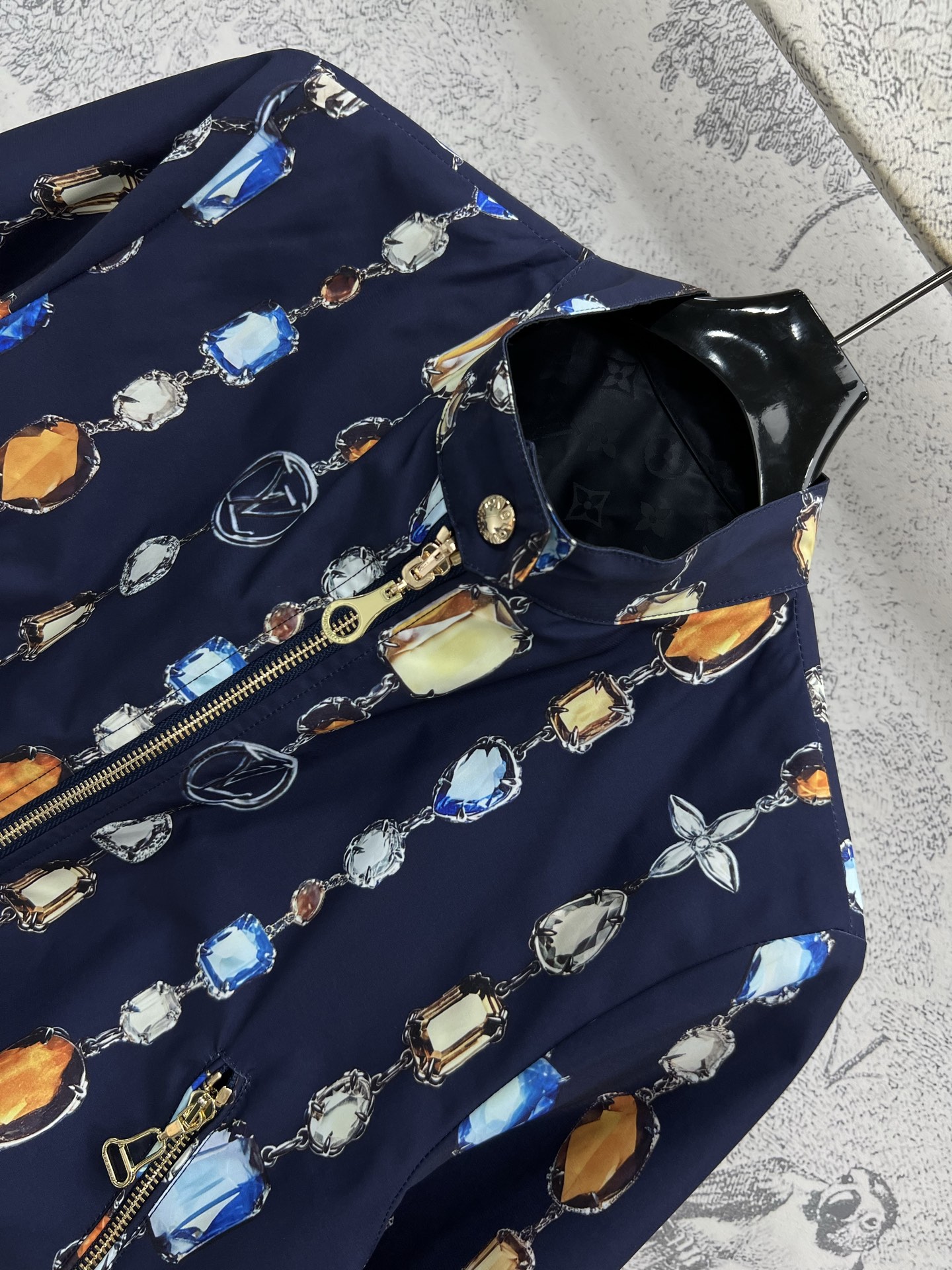 L家 25夏季新款 双面穿立领夹克外套 一面满印宝石链条⛓️印花 一面暗纹钱币老花 拼接撞色针织螺纹 整