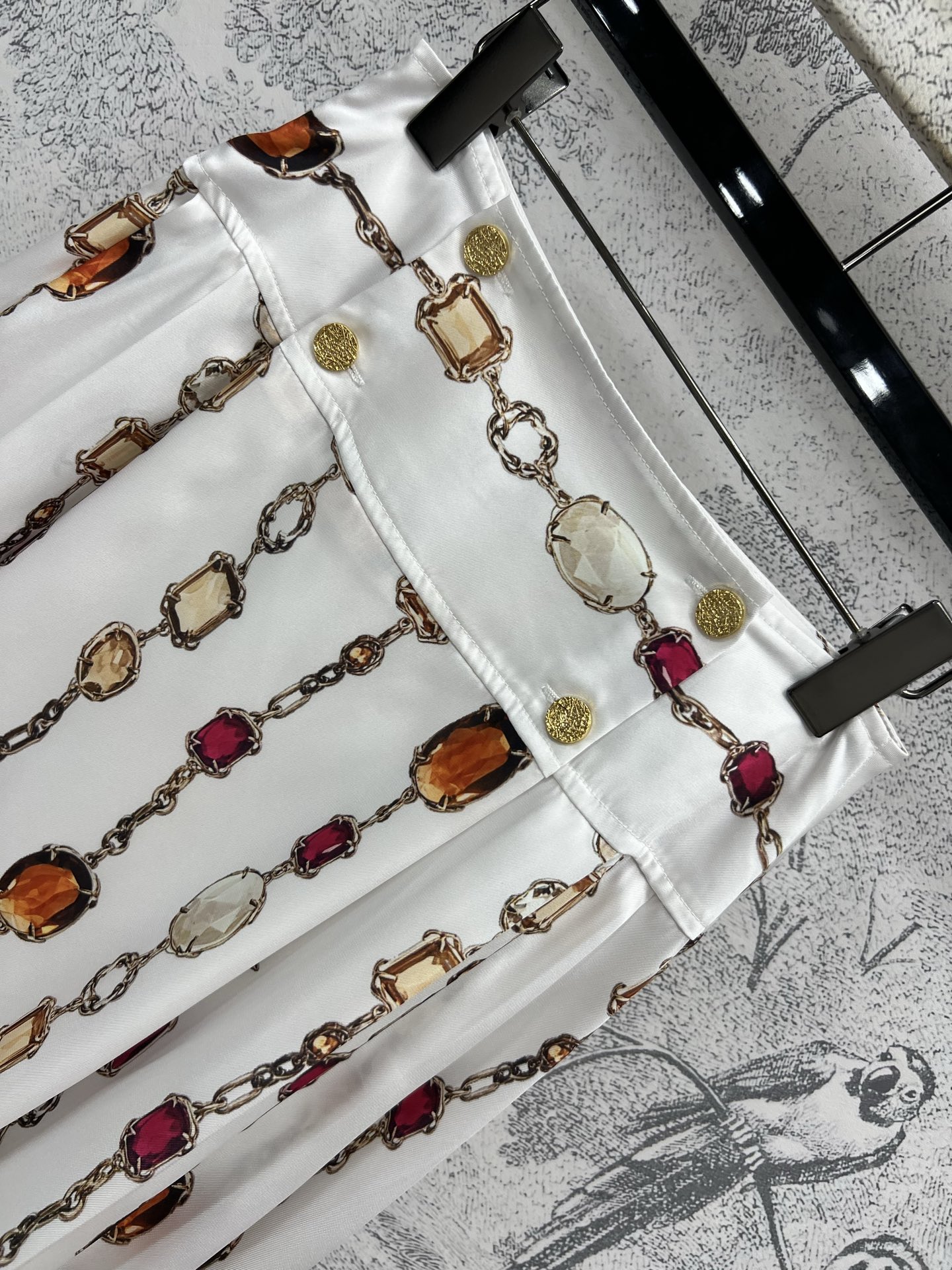 L家 25夏季新款 宝石链条⛓️印花系列 翻领衬衫+高腰阔腿裤+高腰半身裙 赋予摩登质感 定制满印宝石链