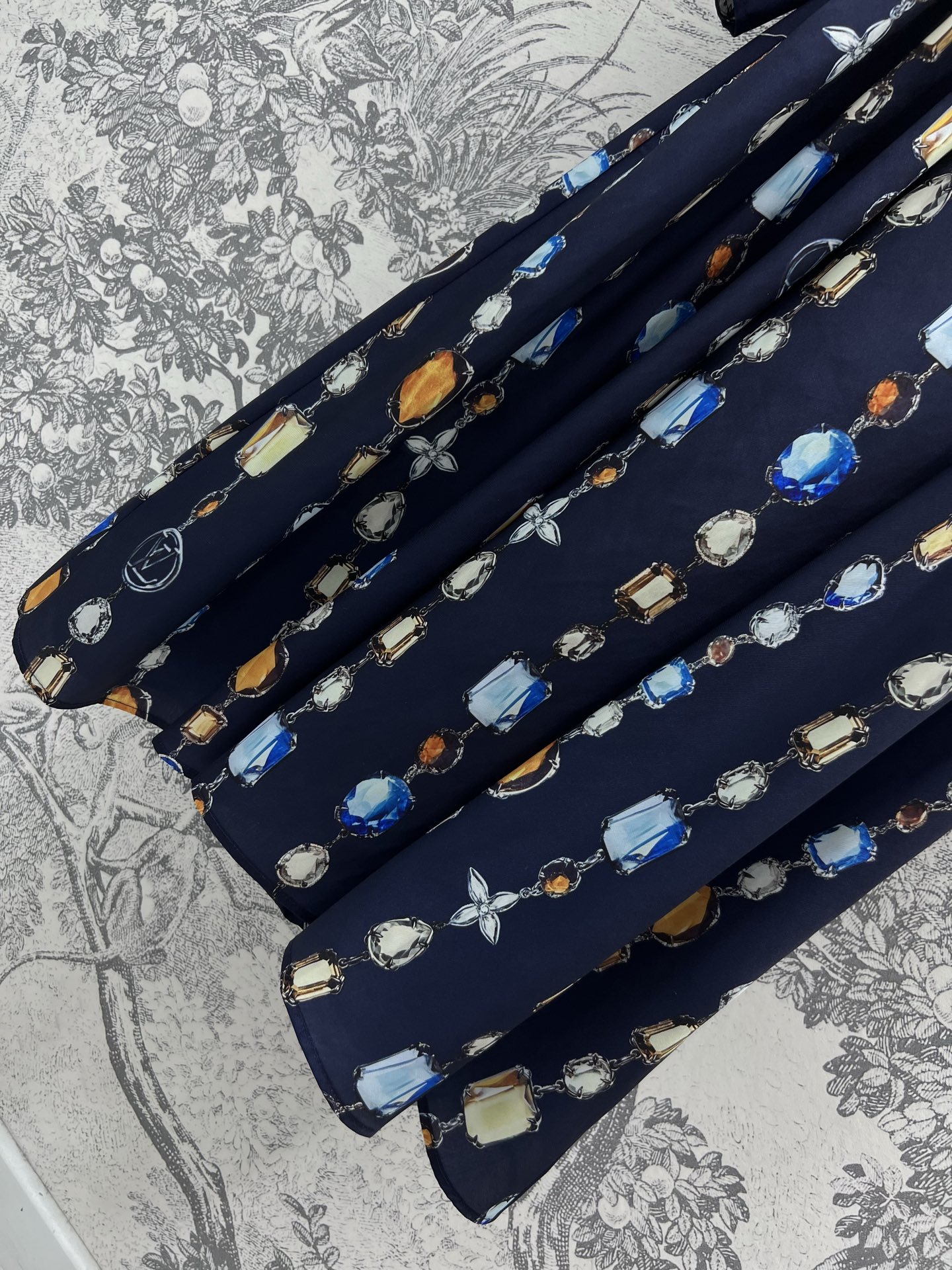 L家 25夏季新款 宝石链条⛓️印花圆领衬式连衣裙 压褶设计 定制金扣饰点缀高腰大裙摆 后背一粒扣开叉设