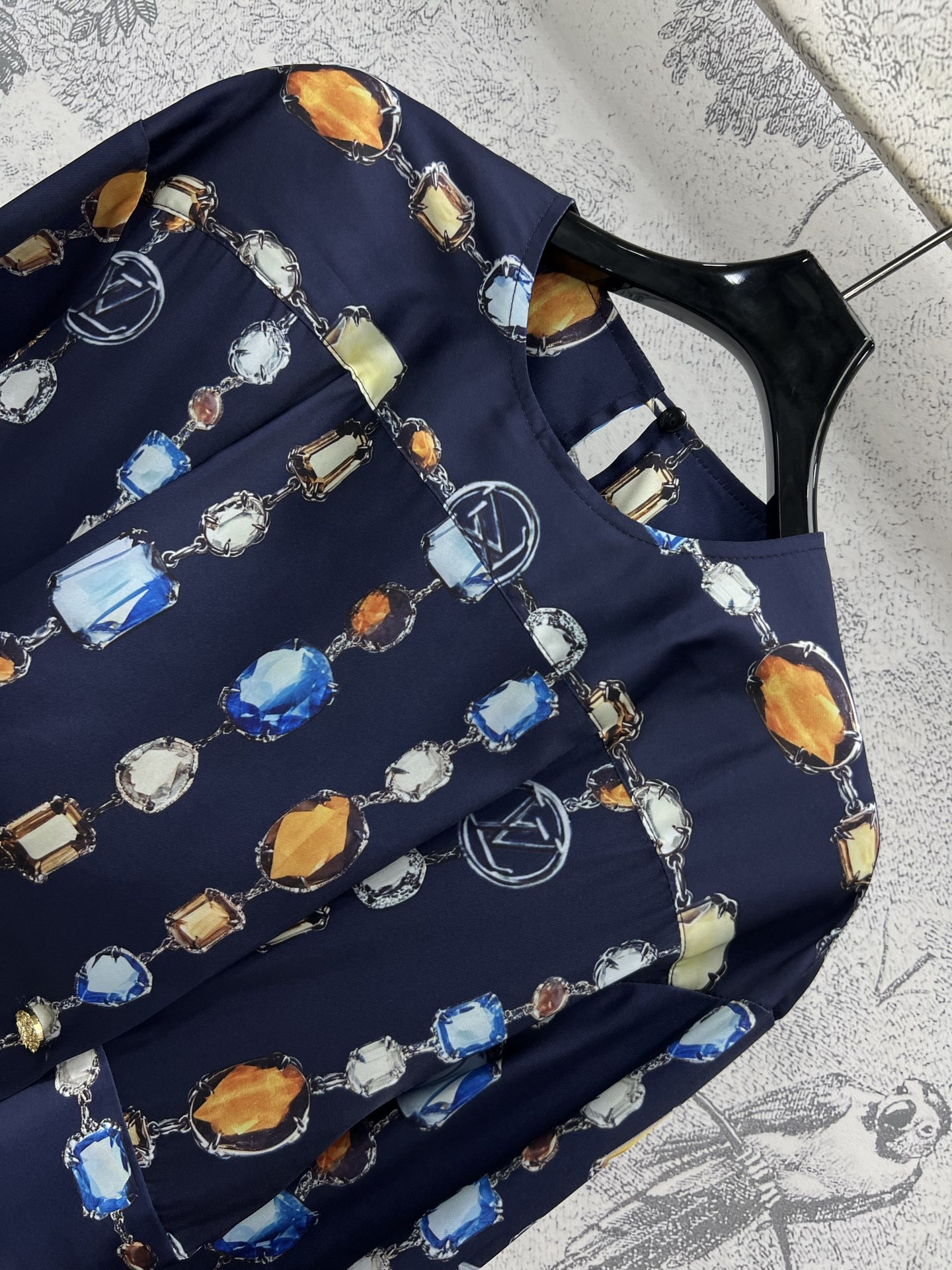L家 25夏季新款 宝石链条⛓️印花圆领衬式连衣裙 压褶设计 定制金扣饰点缀高腰大裙摆 后背一粒扣开叉设