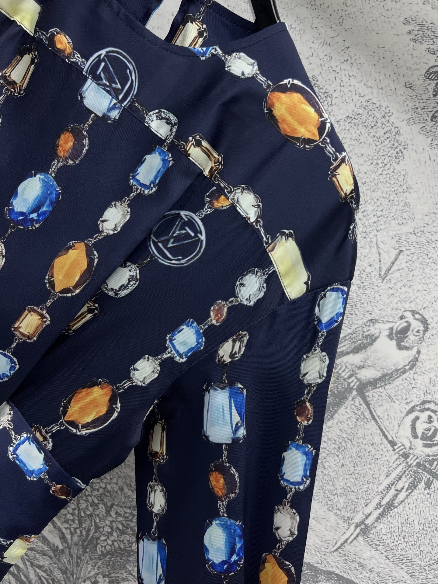 L家 25夏季新款 宝石链条⛓️印花圆领衬式连衣裙 压褶设计 定制金扣饰点缀高腰大裙摆 后背一粒扣开叉设