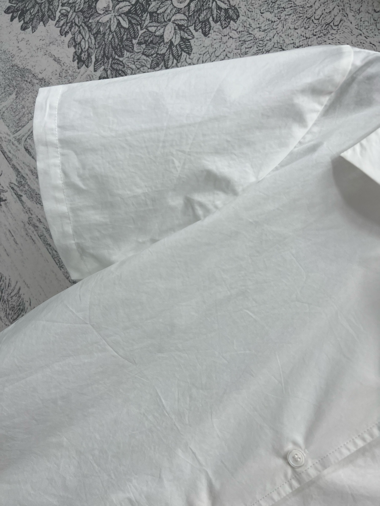 Miu 25夏季新款 蕾丝点缀短袖衬衫 美的不言而喻柔和温润的珍珠白 高级耐看 整体呈现一种闲适慵懒的氛