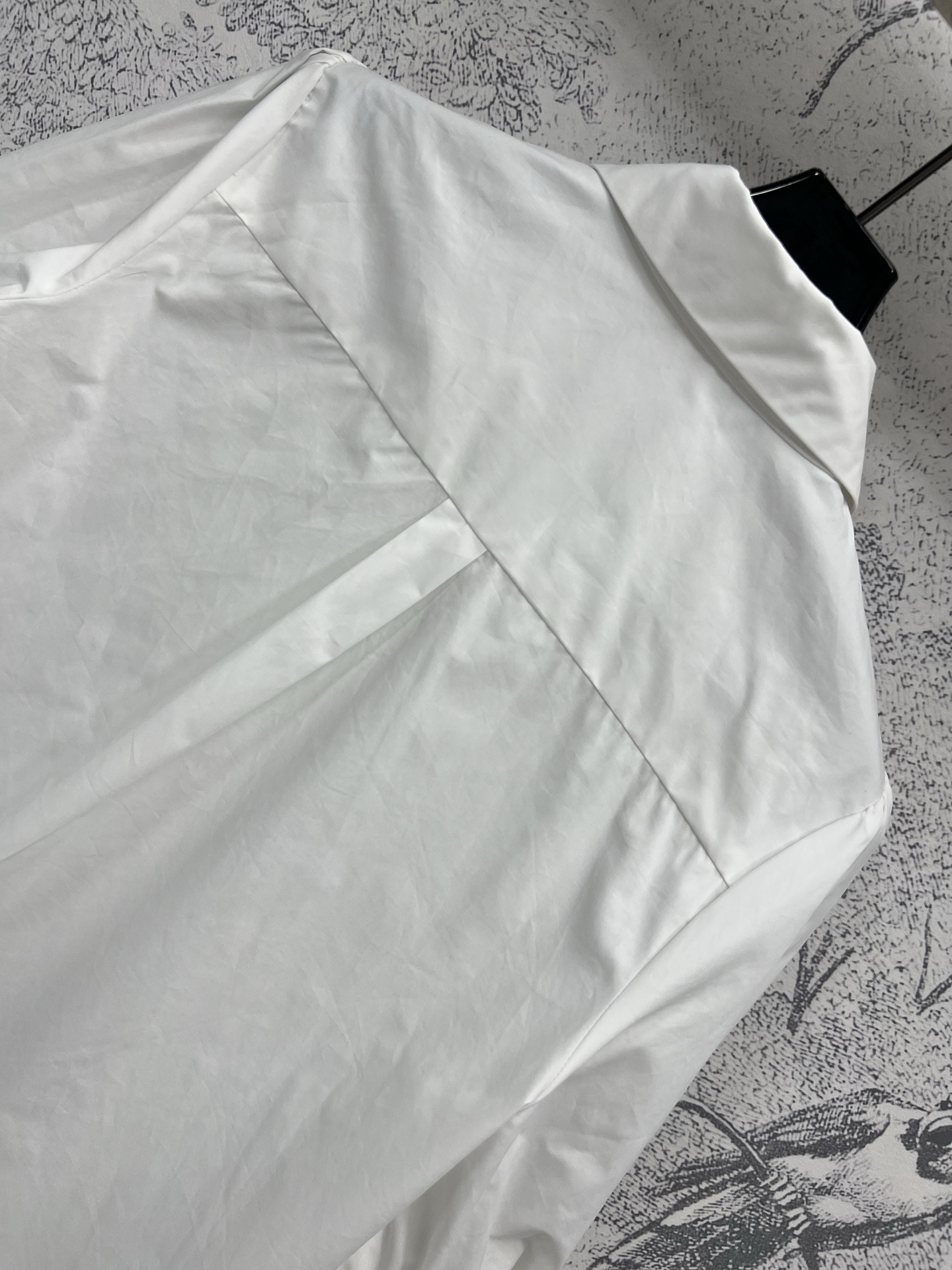 V家 25夏季新款 蝴蝶结泡泡短袖衬衣 娃娃翻领+泡泡短袖设计 袖口蝴蝶结🎀点辍 可爱又俏皮 突出经典版