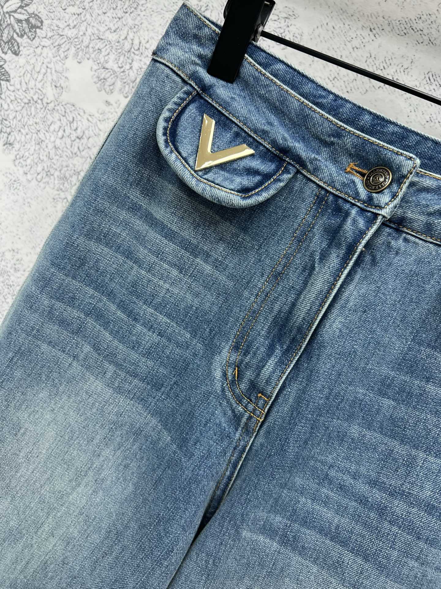 V家 25夏季新款 金属V标装饰牛仔系列 高腰短裤+高腰直筒裤 口袋经典的金属V标点缀 后口袋皮牌Log