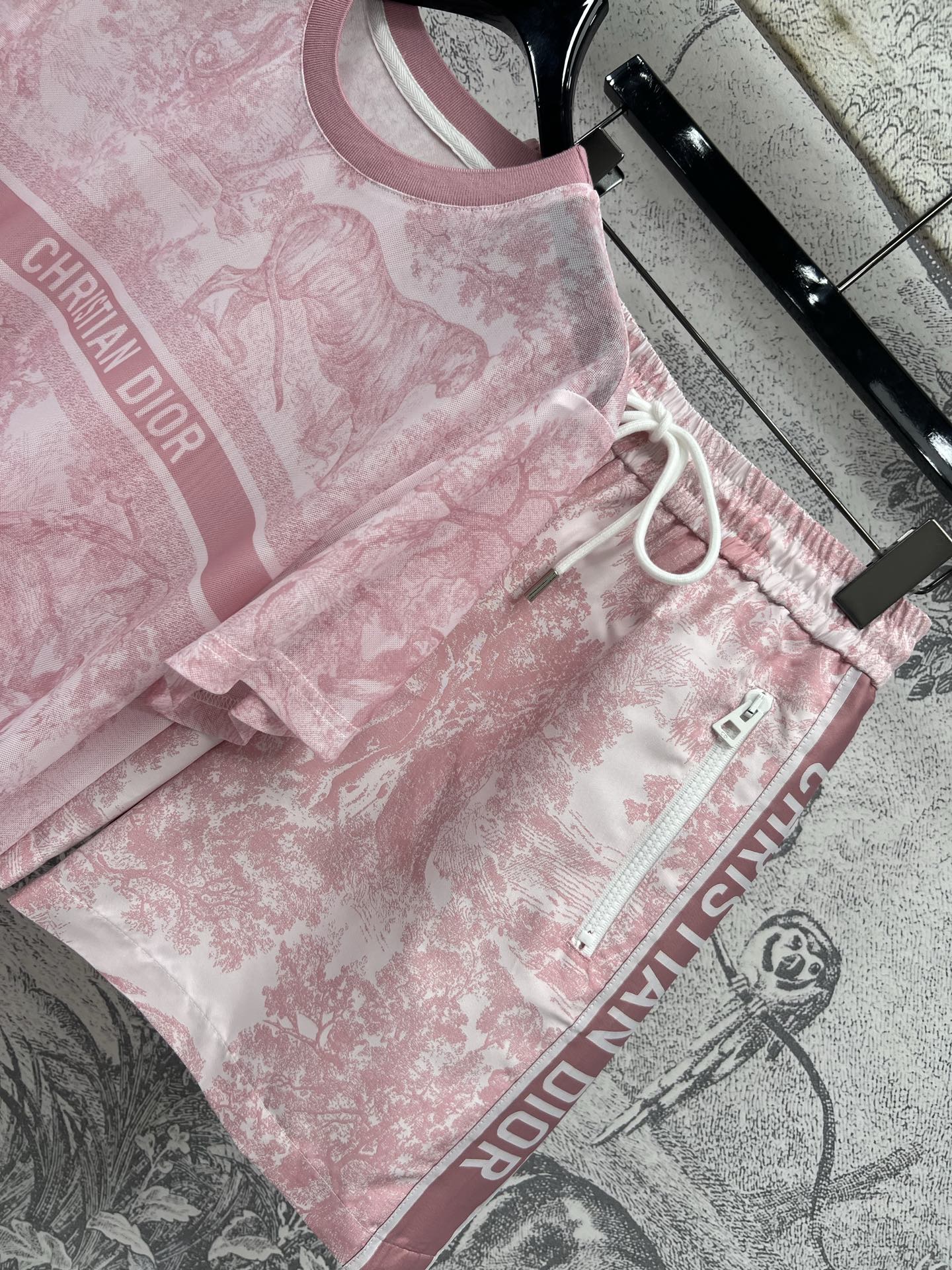 D家 25夏季新款 丛林印花休闲套装 圆领短袖T恤+高腰运动短裤 清新时髦少女时代 营造又甜又酷的青春氛