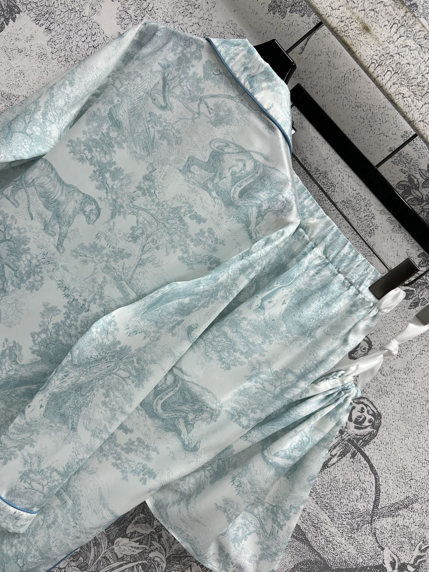 D家 25夏季新款 丛林印花居家套装 翻领衬衫+休闲裤  经典的丛林图案设计  低调又时髦 翻领衬衫搭配