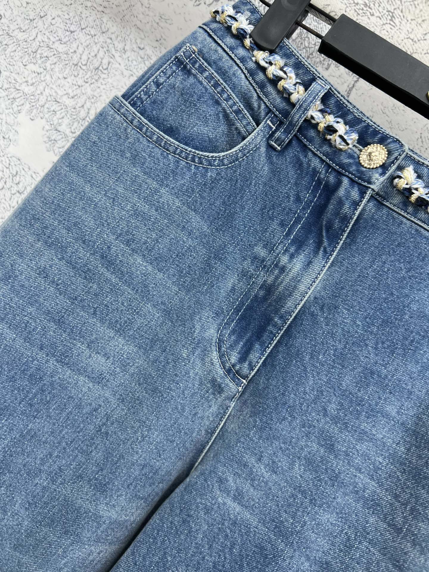 小香风 25夏季新款 粗花呢花边牛仔系列 翻领无袖外套+高腰短裙+阔腿裤  定制洗水牛仔面料 复古优雅 