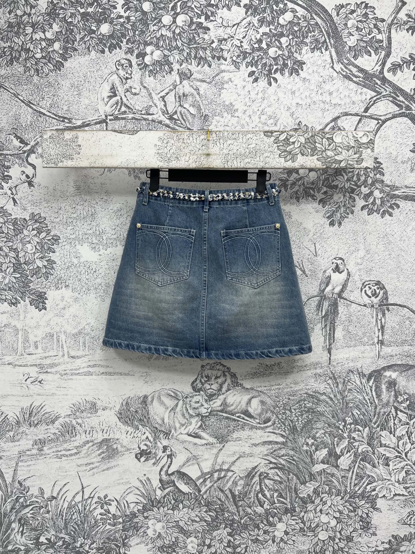小香风 25夏季新款 粗花呢花边牛仔系列 翻领无袖外套+高腰短裙+阔腿裤  定制洗水牛仔面料 复古优雅 