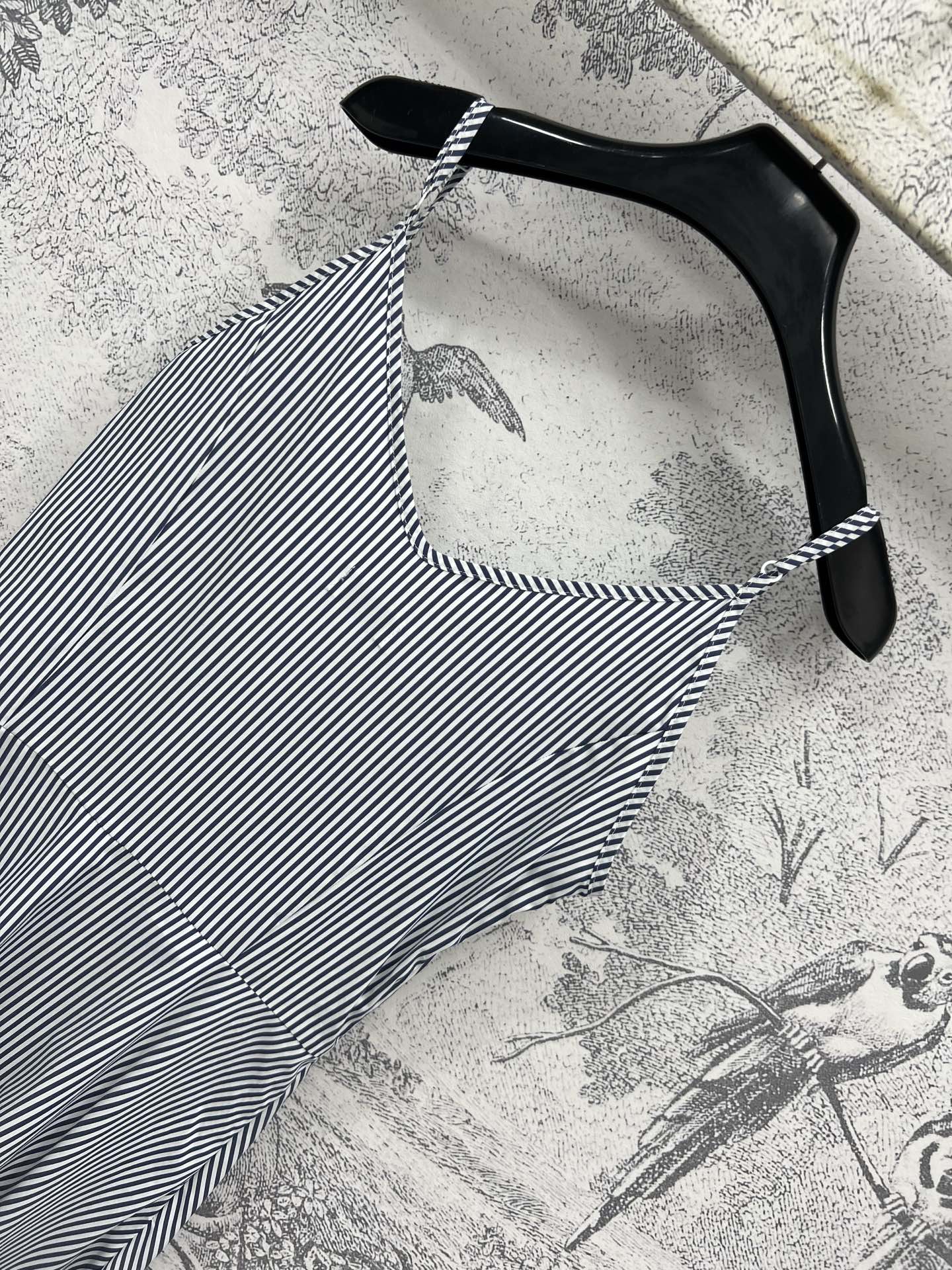 Ysl 25夏季新款 吊带条纹连衣裙 超级惊艳的神仙裙子 温柔性感显曲线 真的太显身材了 只要有点曲线 