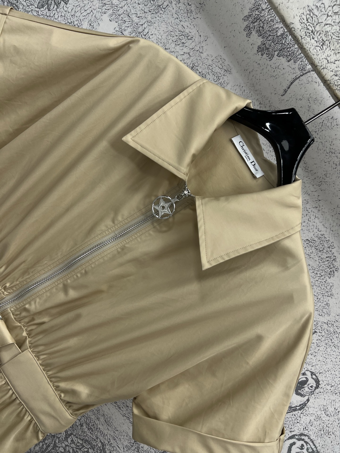 D家 25夏季新款 翻领拉链短袖连衣裙 定制五角星⭐️拉链翻领装饰 本布腰带收腰 裙型上身超级好看 属于