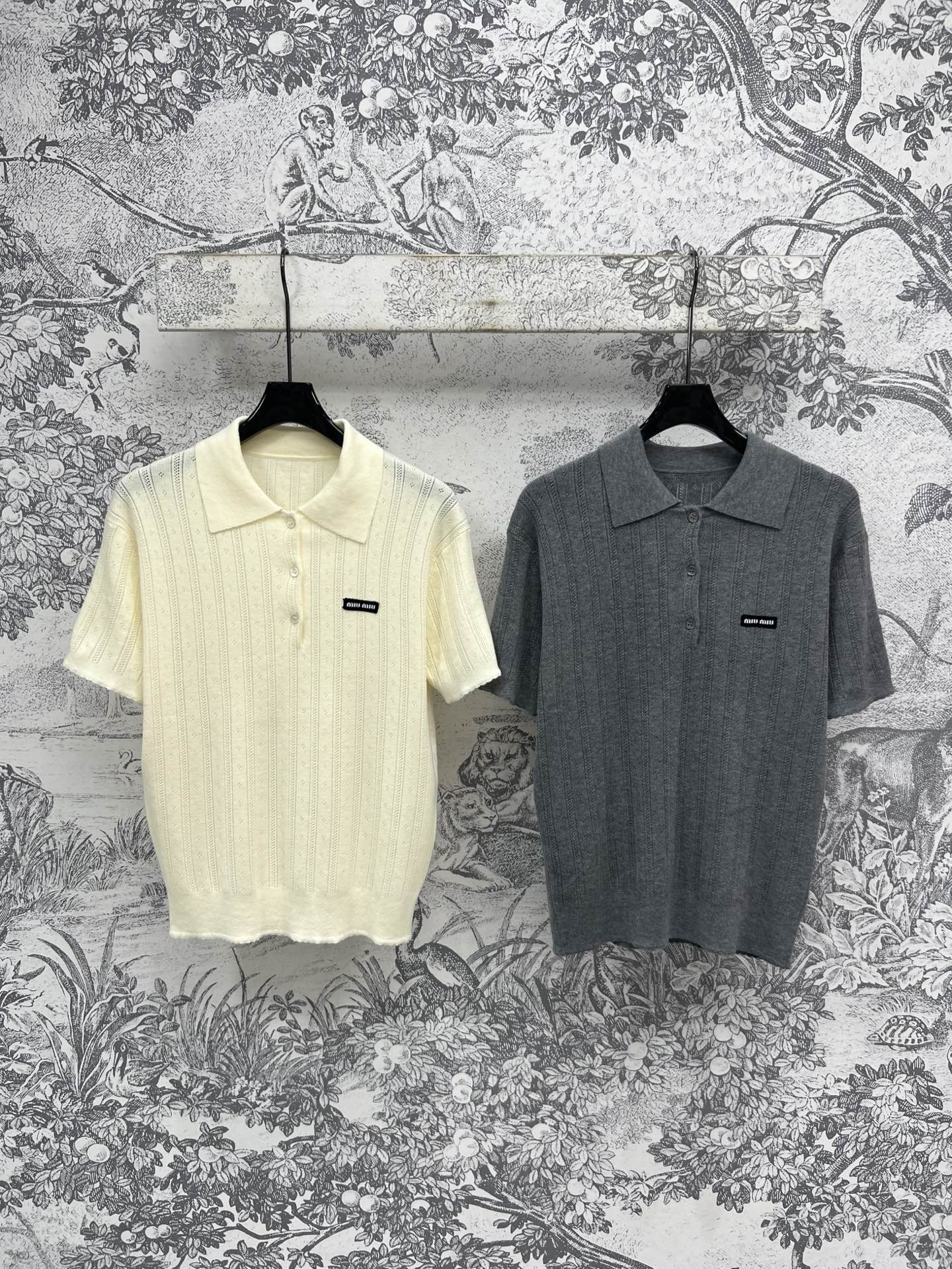 Miu 25夏季新款 提花针织系列 圆领背心上衣+Polo领短袖上衣 宽松随性的版型 上身真的非常帅气又