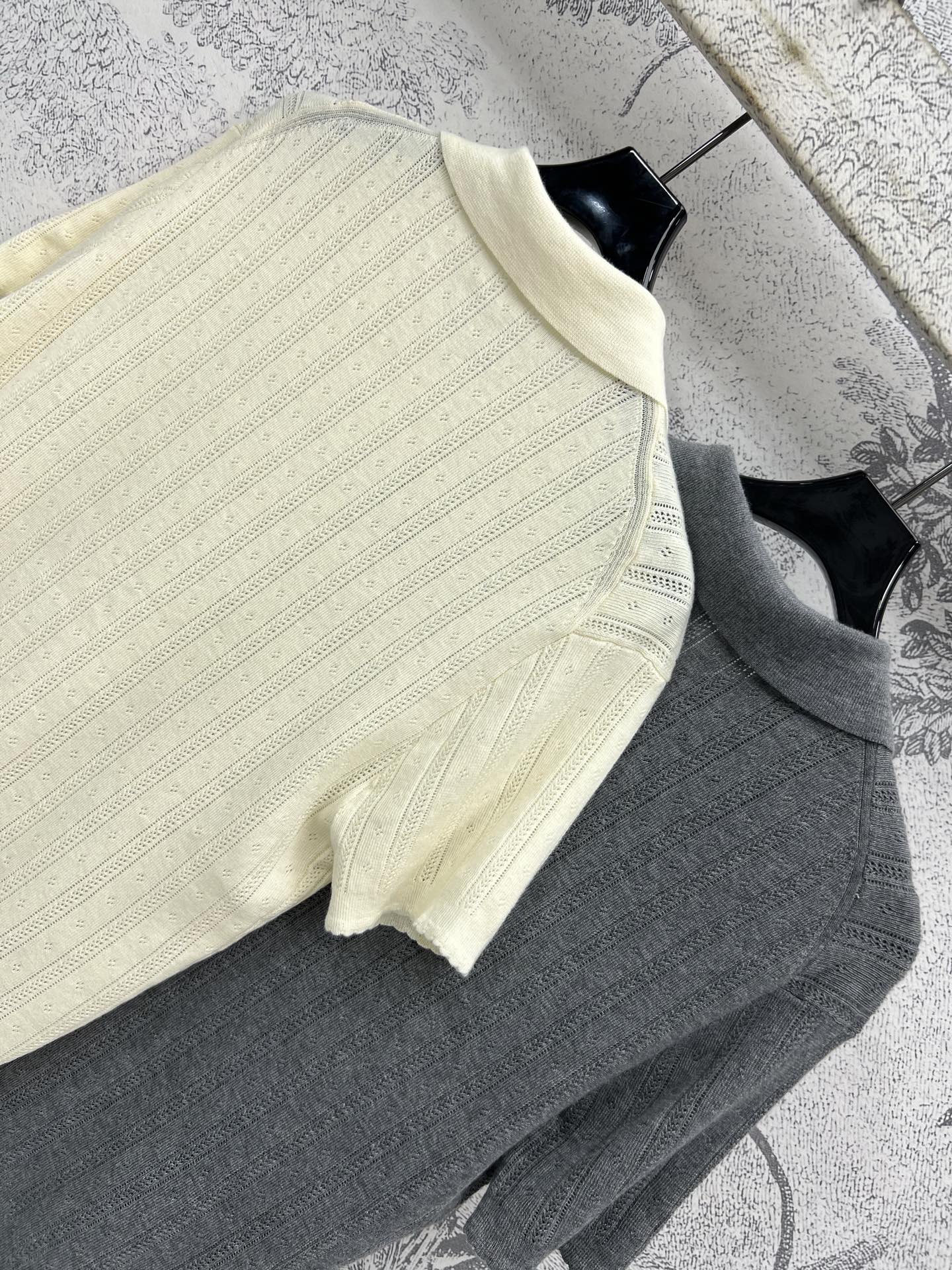 Miu 25夏季新款 提花针织系列 圆领背心上衣+Polo领短袖上衣 宽松随性的版型 上身真的非常帅气又