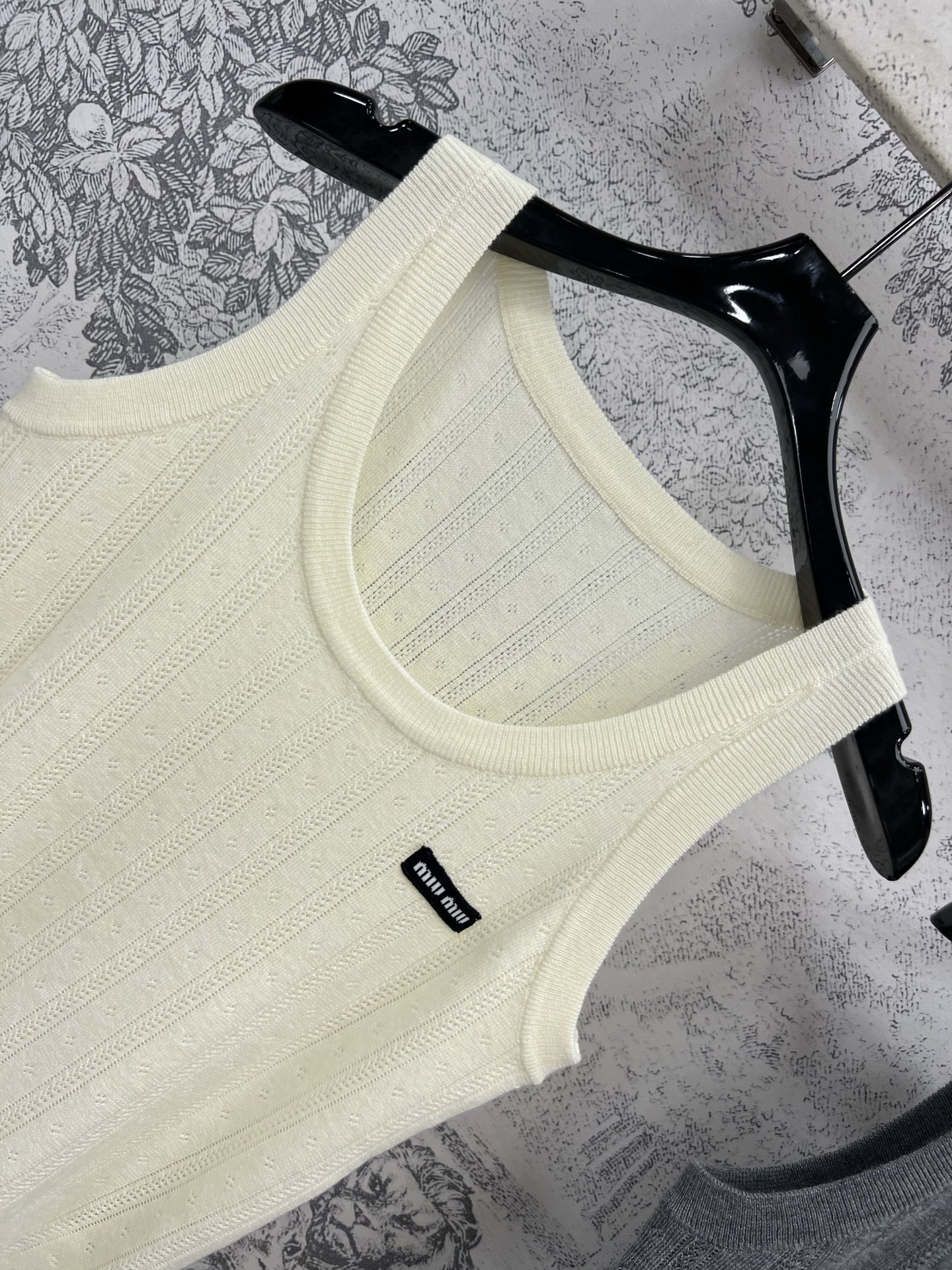 Miu 25夏季新款 提花针织系列 圆领背心上衣+Polo领短袖上衣 宽松随性的版型 上身真的非常帅气又
