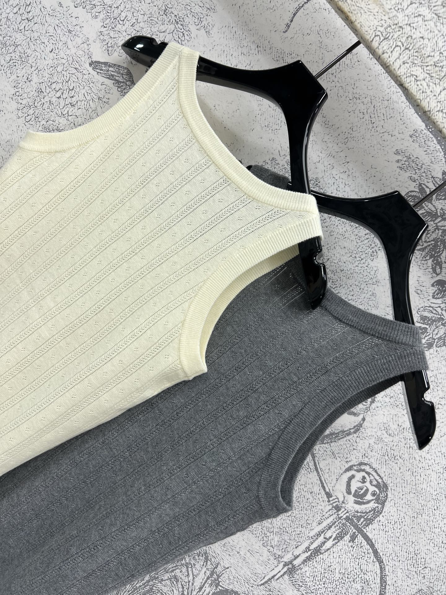 Miu 25夏季新款 提花针织系列 圆领背心上衣+Polo领短袖上衣 宽松随性的版型 上身真的非常帅气又