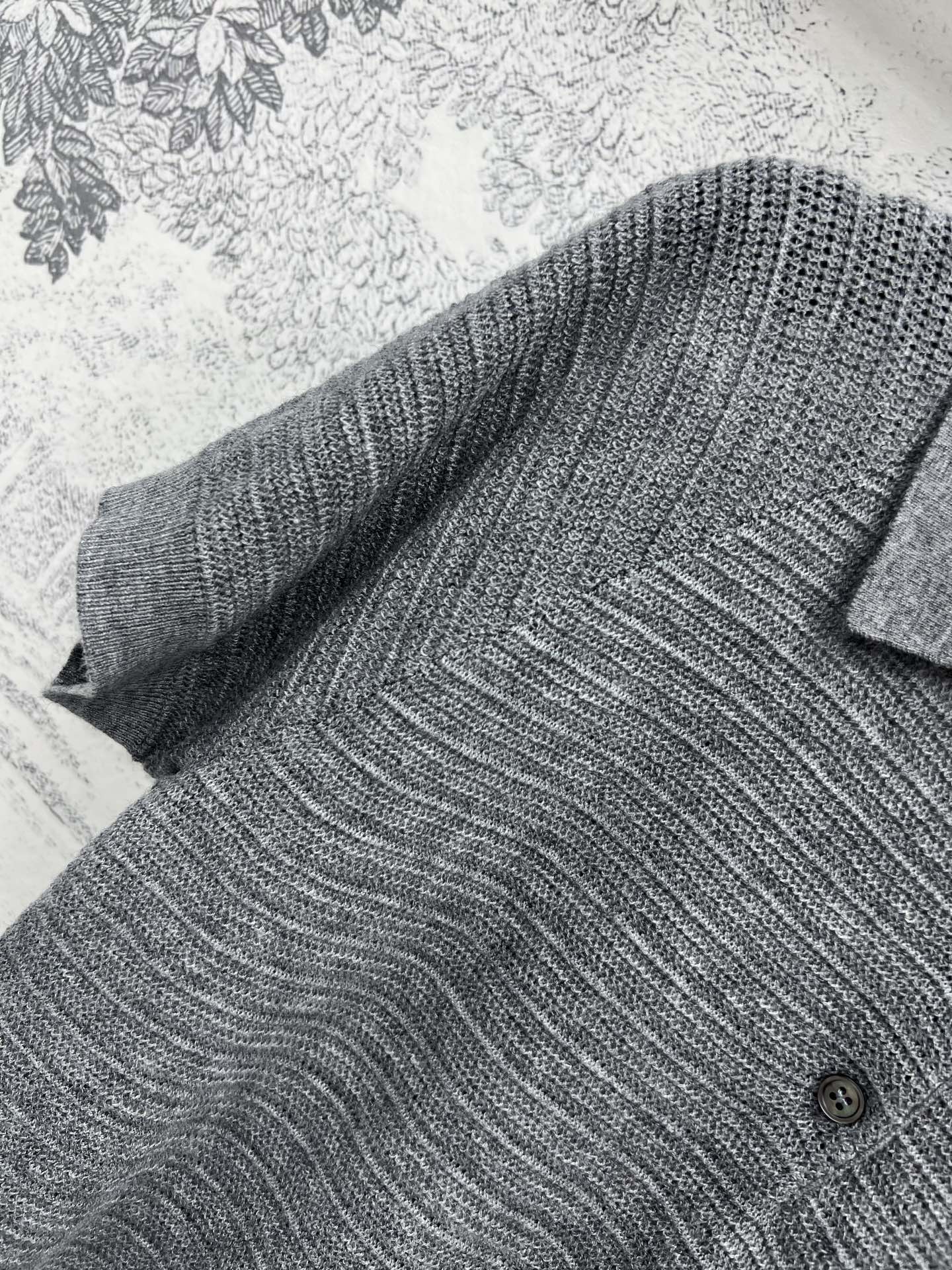 Miu 25夏季新款 Polo领落肩短袖上衣 小翻领设计 拉长脖颈线条 修饰脸型 衣长适中 各种身高都能