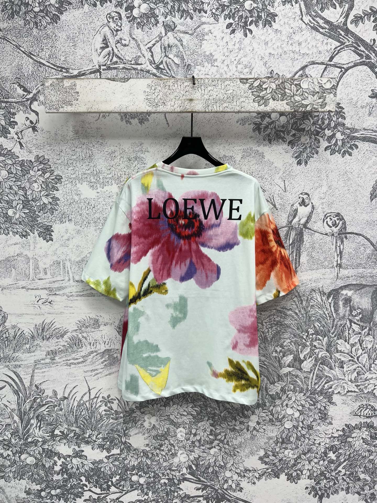 LW家 25夏季新款 晕染花朵印花圆领短袖 经典宽松版型 超级好看的满印晕染花卉图案 绚丽丰满的配色 后